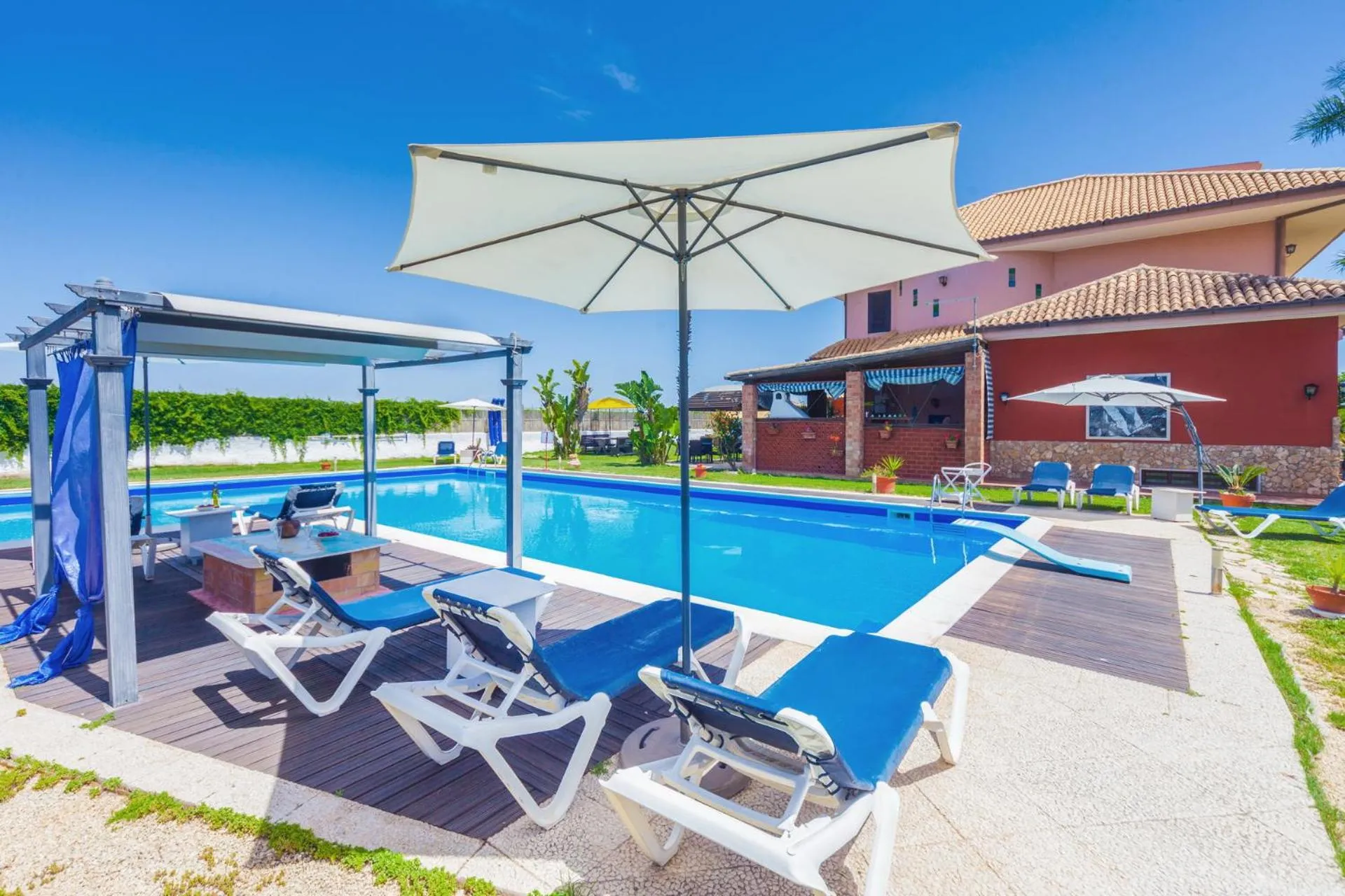 Swimming pool in B&B Sicilia Bella