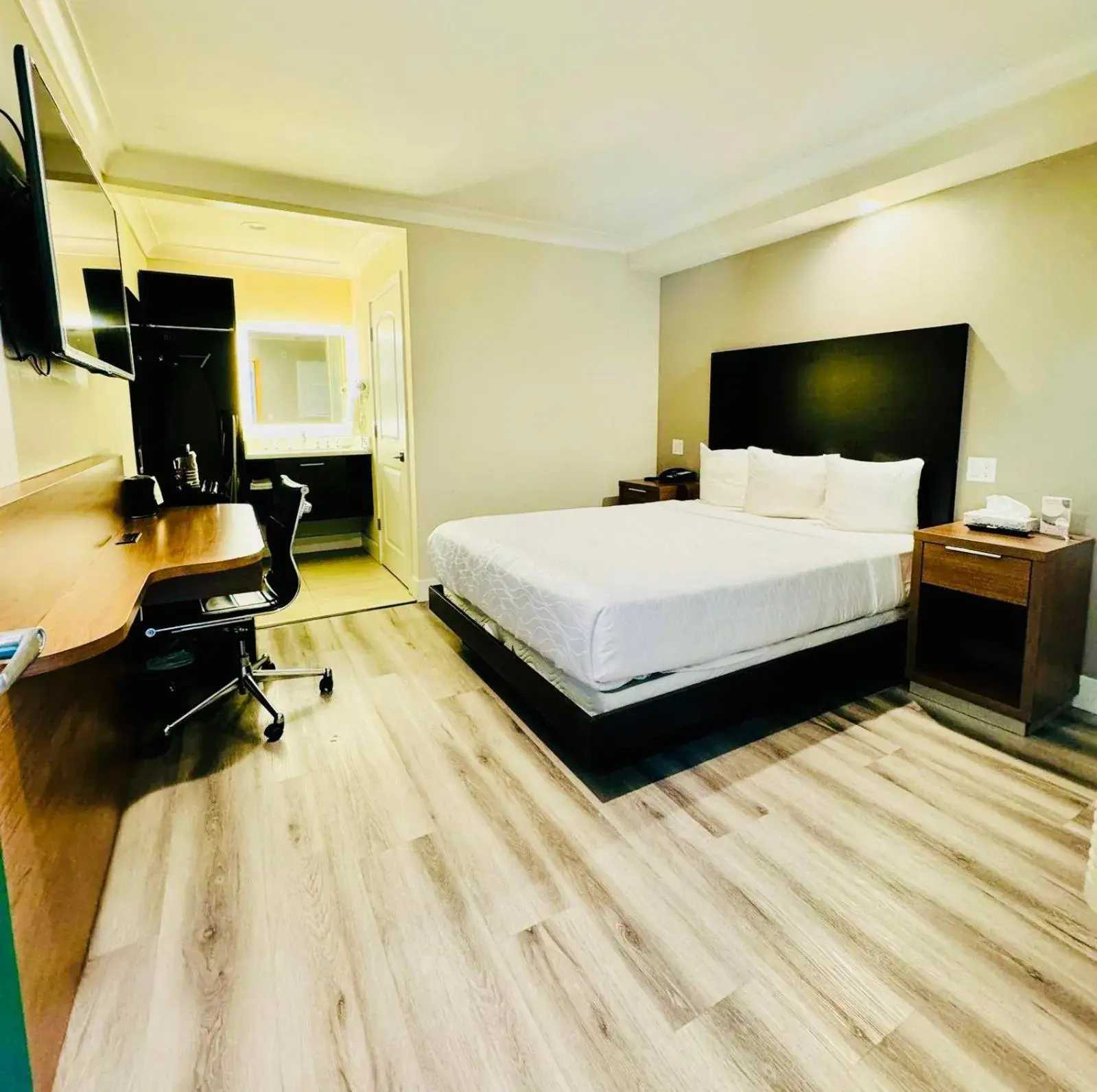 Premium Queen Room - Non-Smoking in Greenwich Inn Premium Queen Room - Non-Smoking in Greenwich Inn