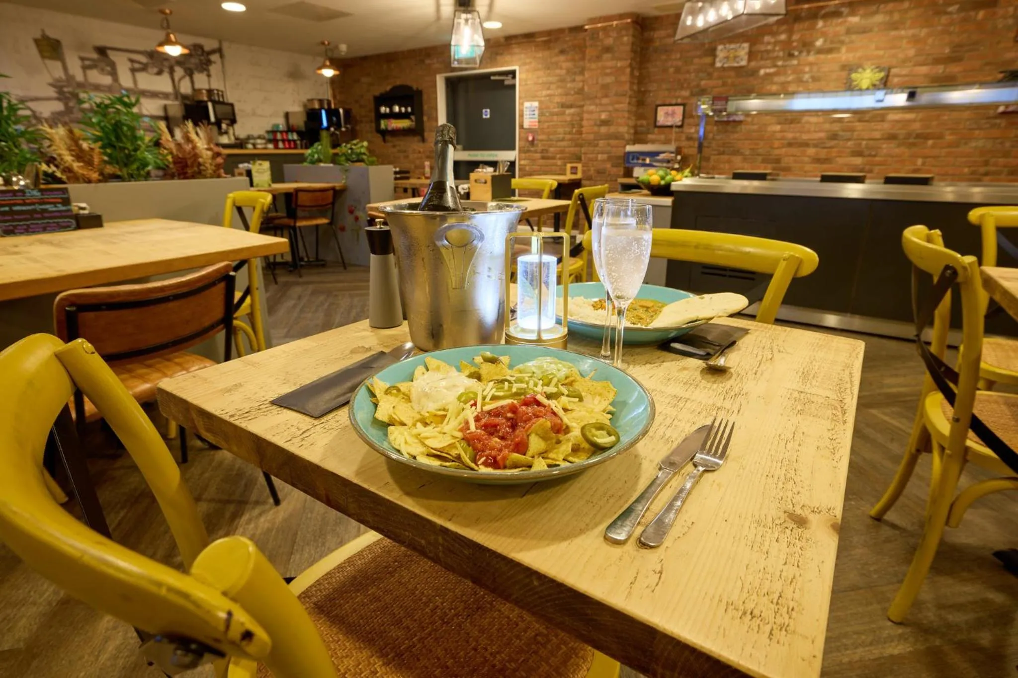 Restaurant/places to eat in Holiday Inn - the niu, Loom Manchester North by IHG