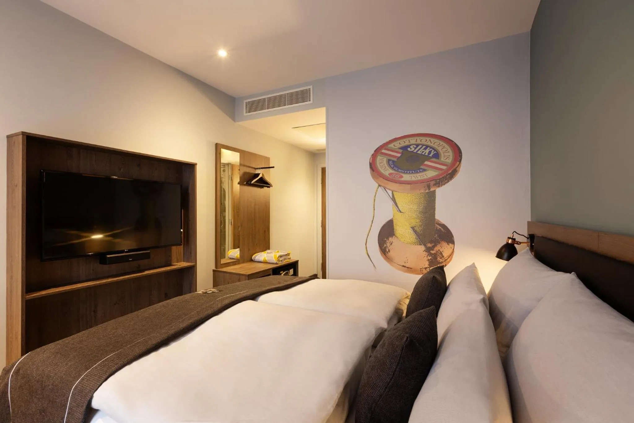 Photo of the whole room, Bed in Holiday Inn - the niu, Loom Manchester North by IHG