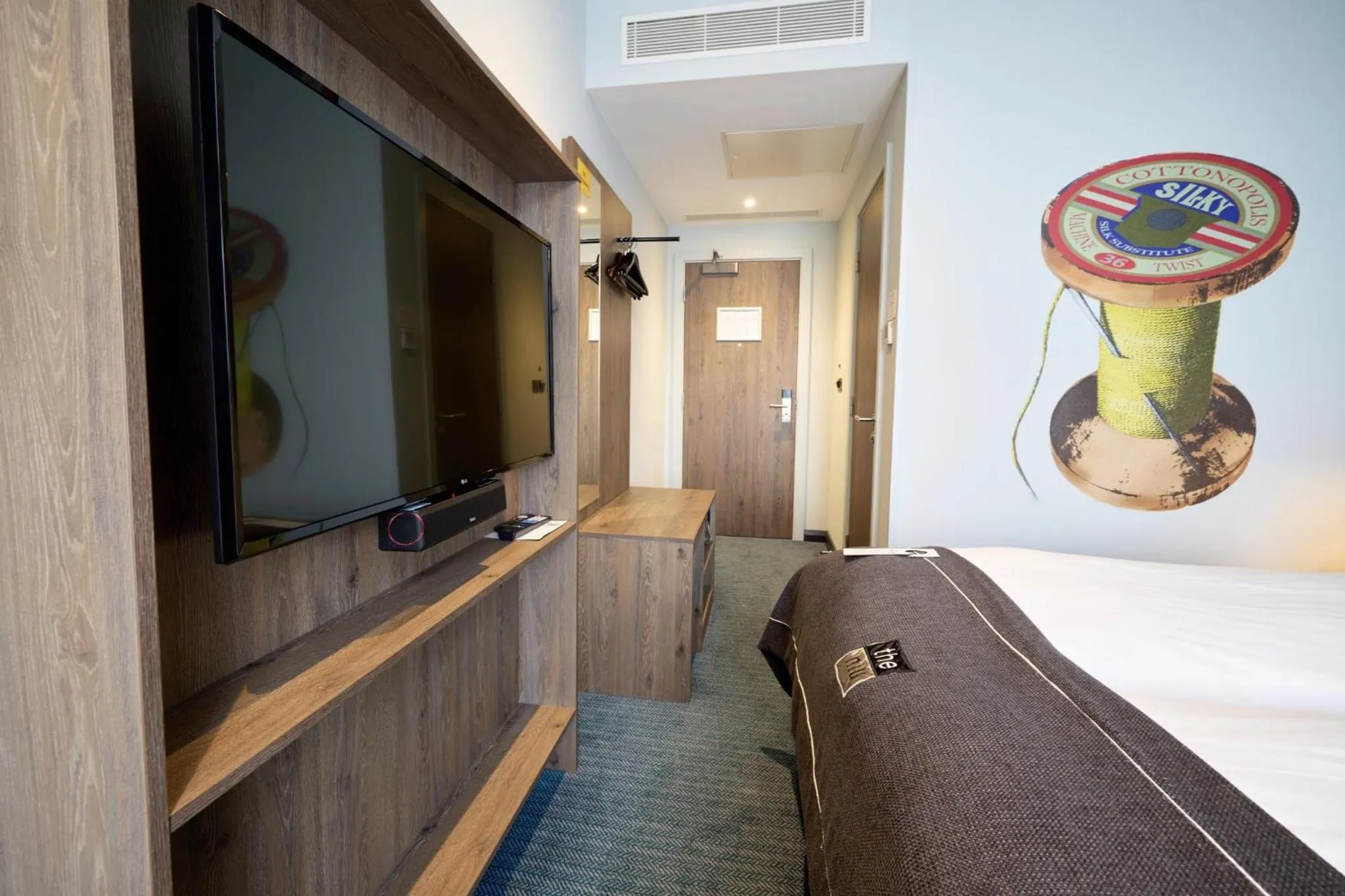 Photo of the whole room, Bed in Holiday Inn - the niu, Loom Manchester North by IHG