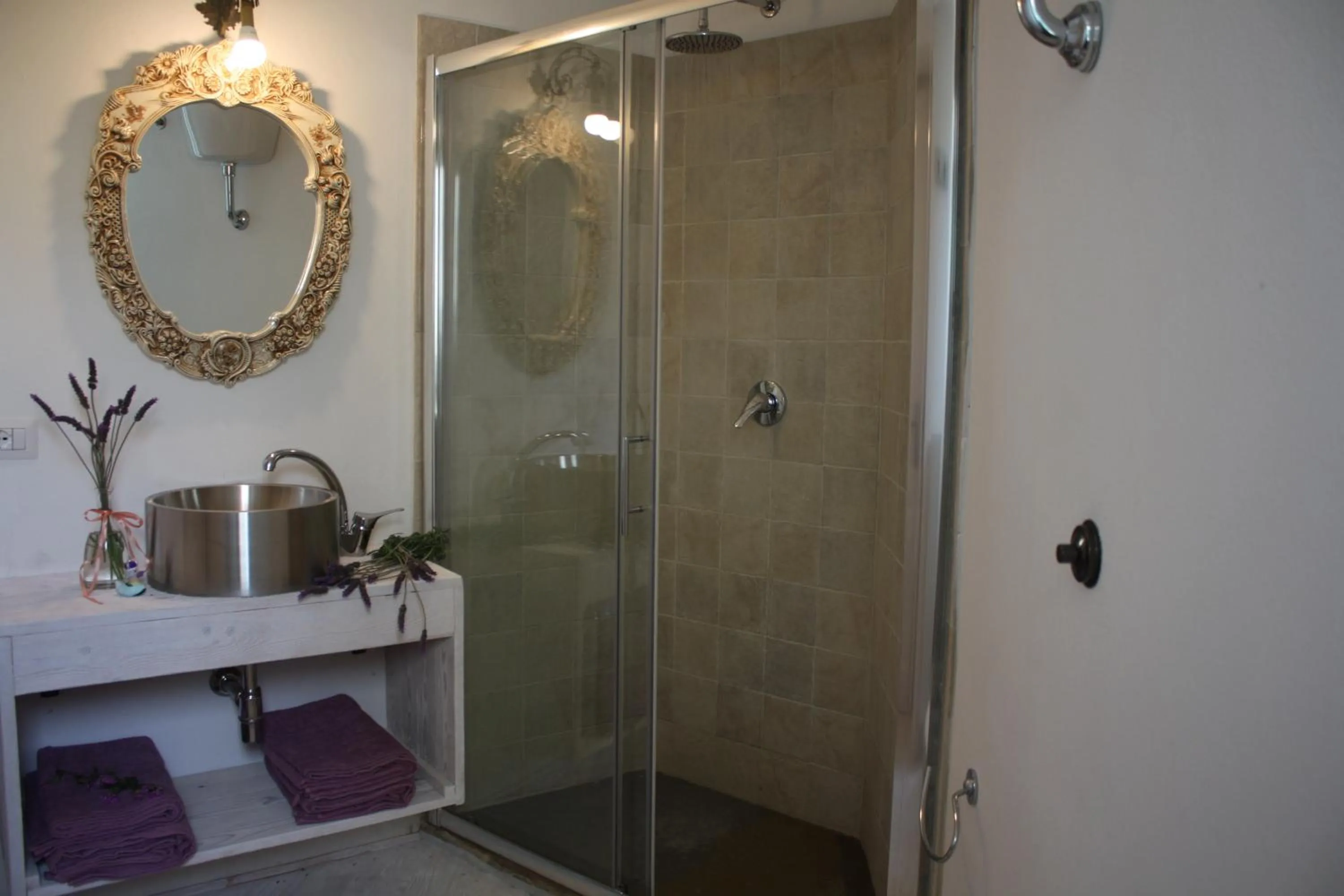 Shower in Il Lupo Rosso