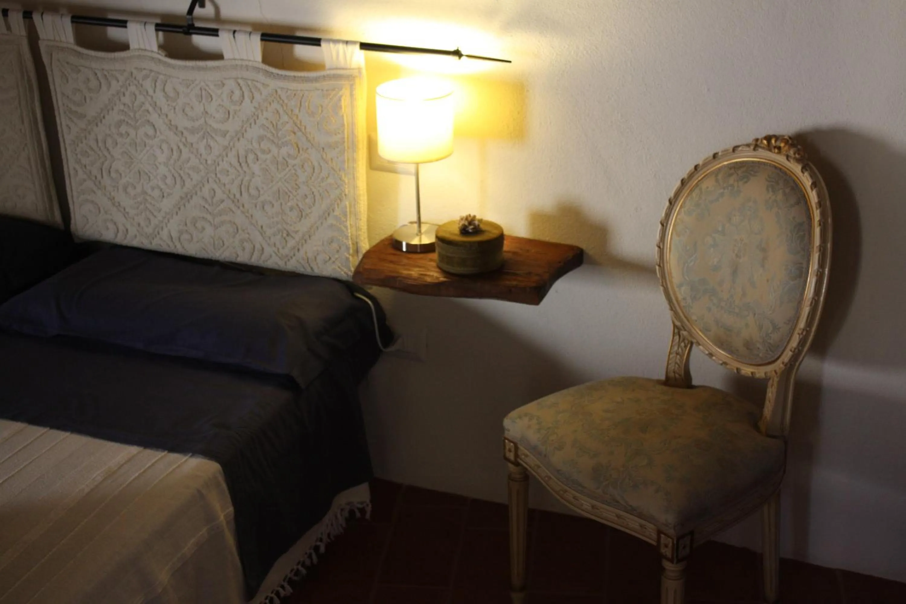 Decorative detail, Bed in Il Lupo Rosso