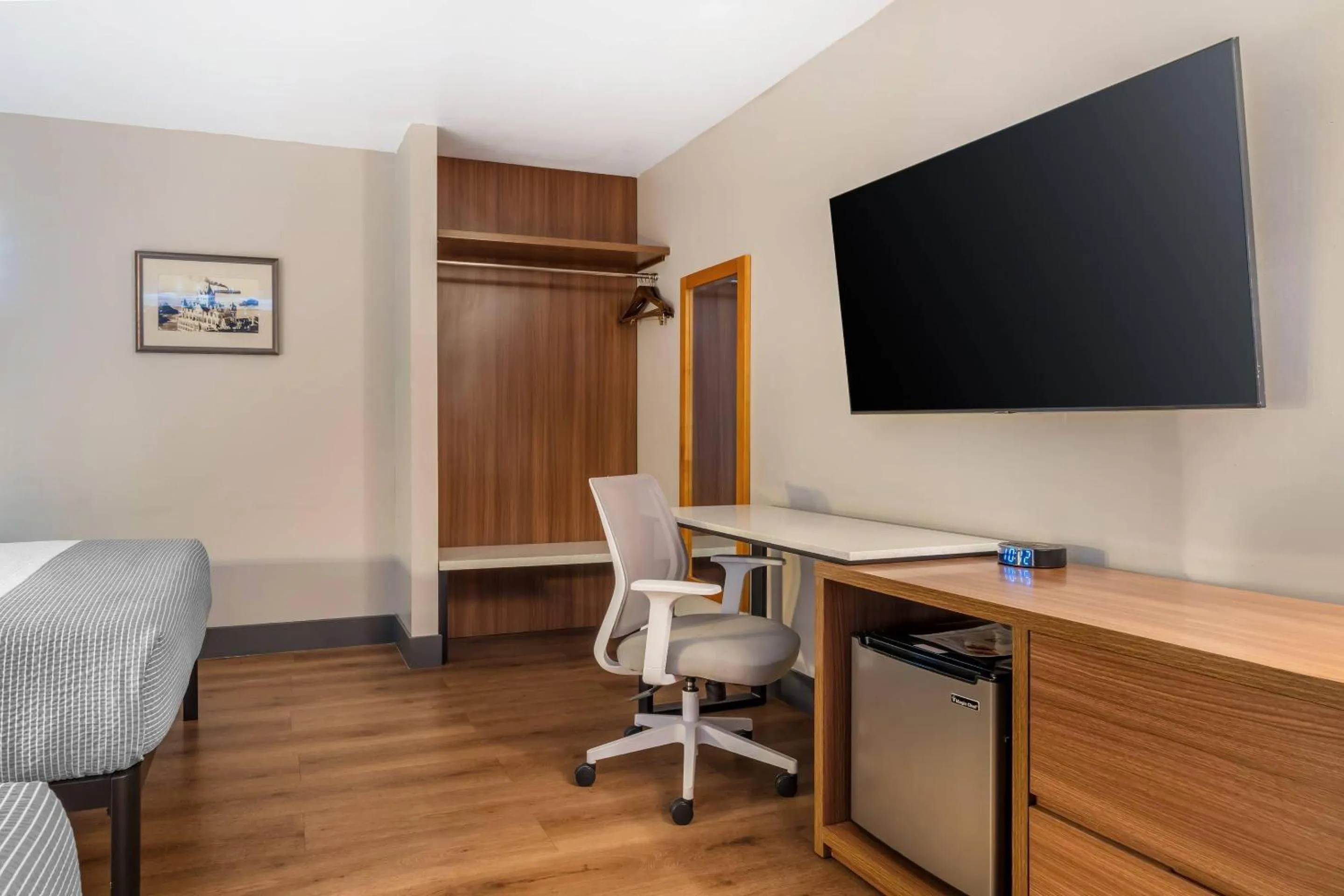 Bedroom in La Luna Inn, an Ascend Collection Hotel