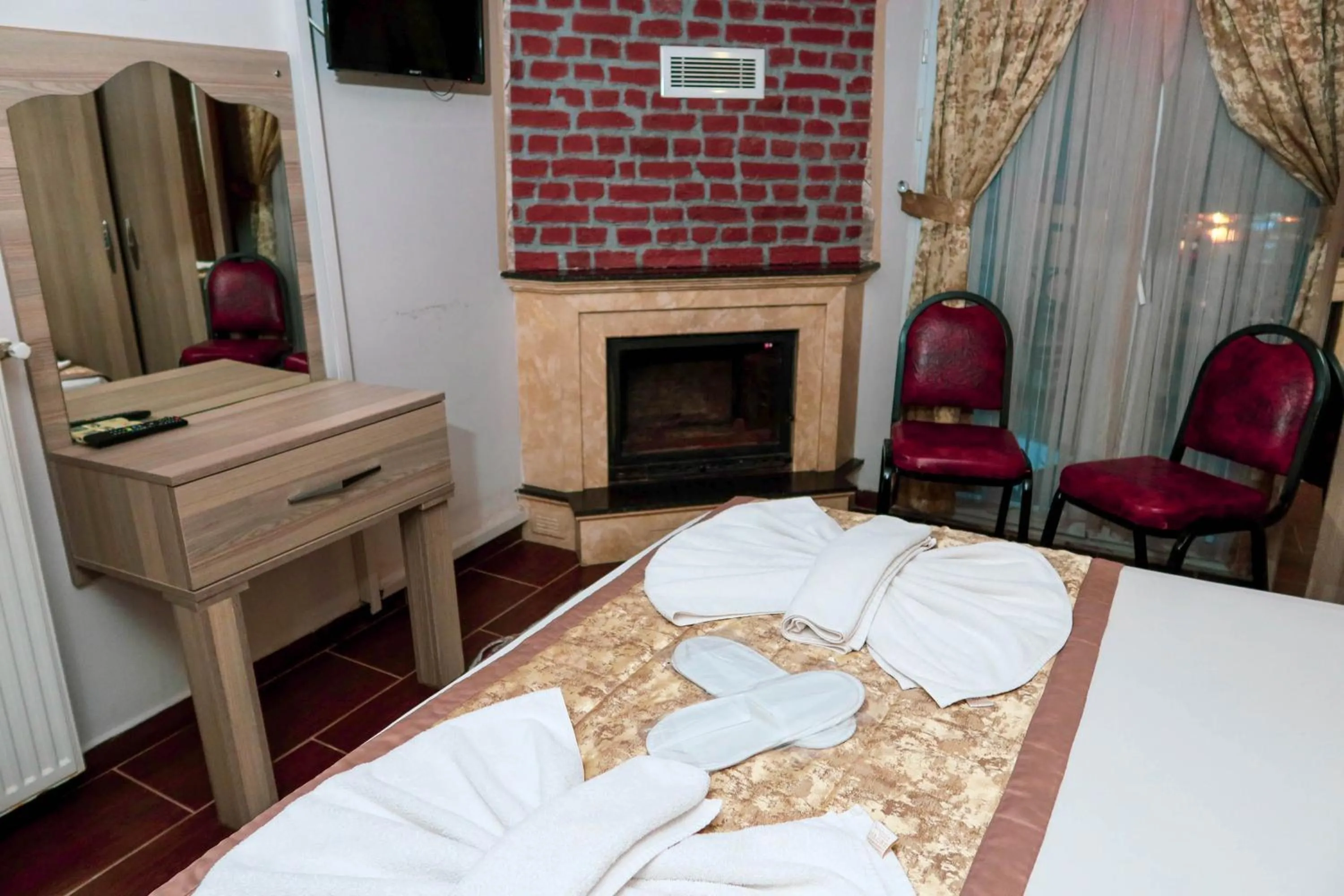 fireplace, Bed in Ağva Carpediem Otel
