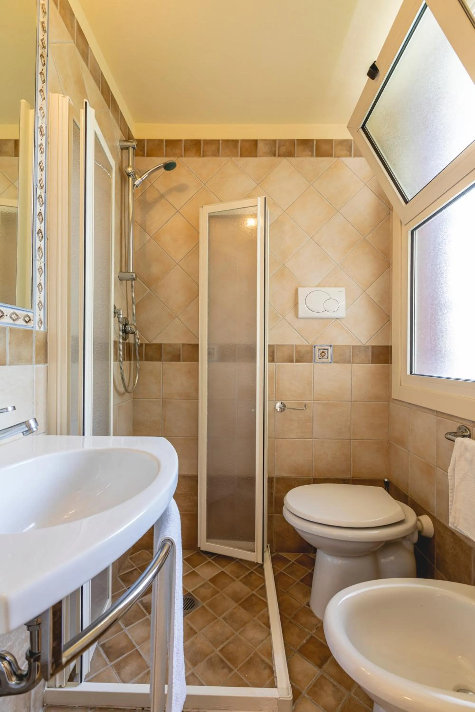 Shower in Hotel Loretta & Dependance