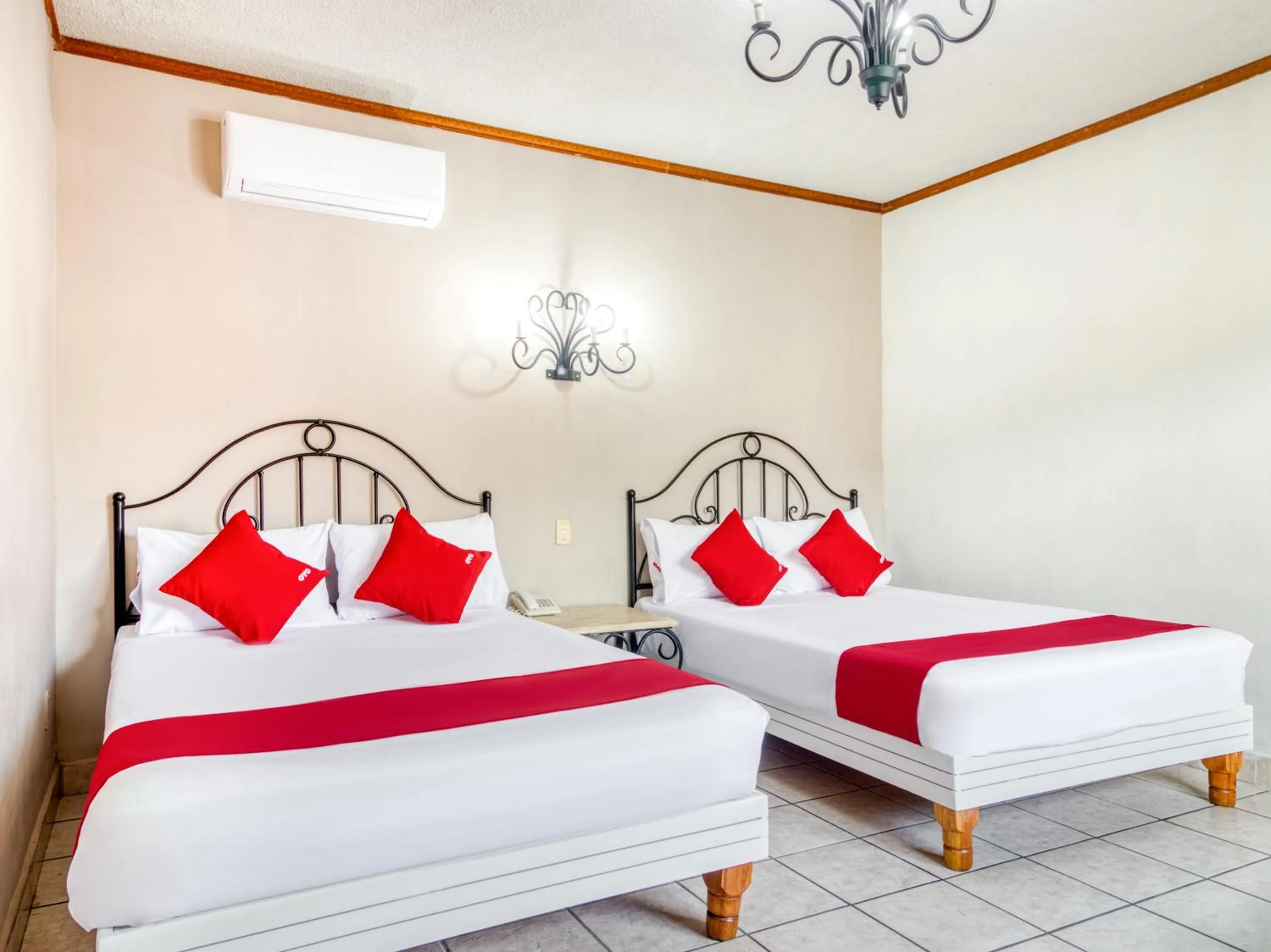 Photo of the whole room in Capital O Hotel La Siesta, Gomez Palacio