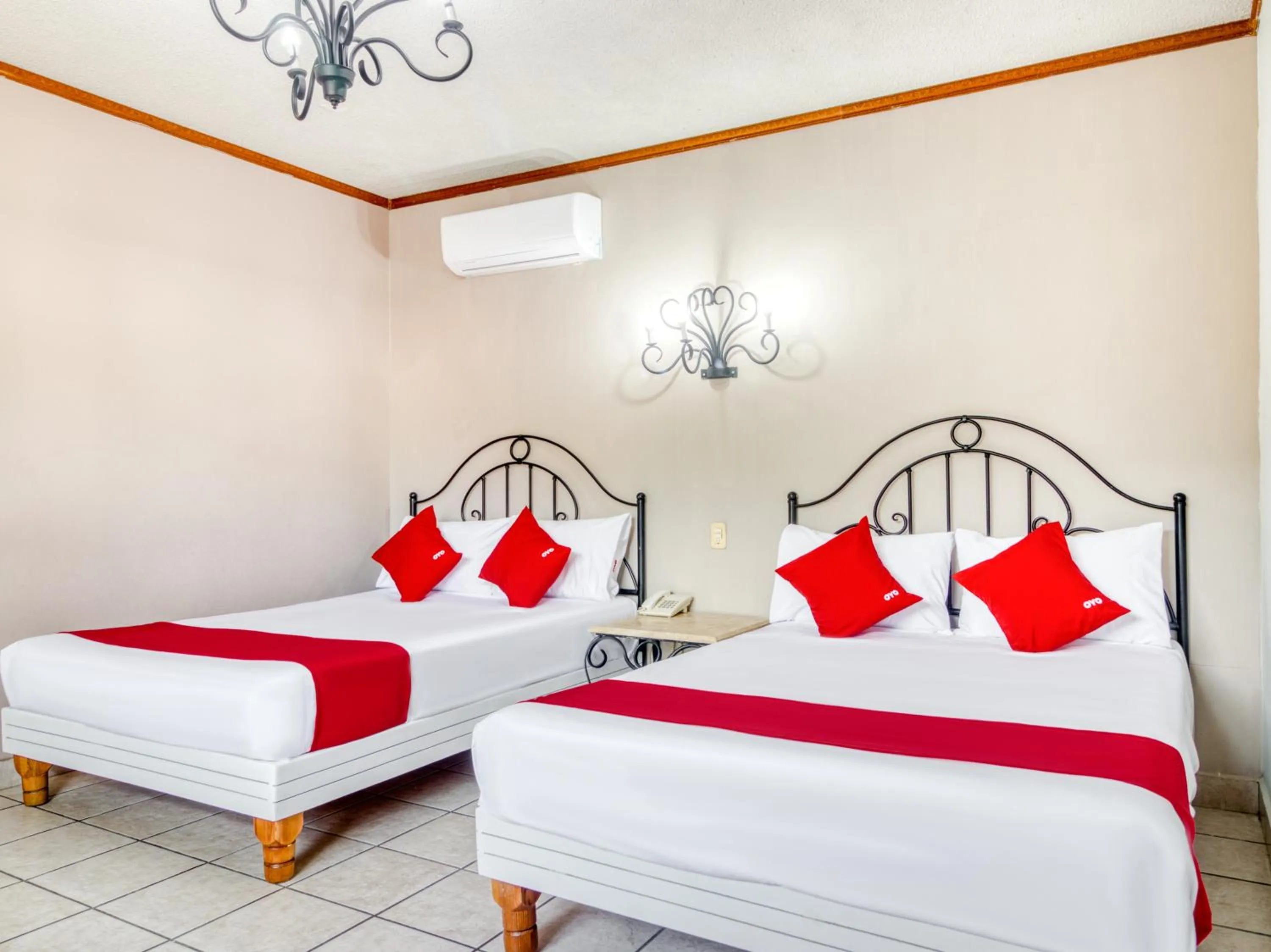 Photo of the whole room in Capital O Hotel La Siesta, Gomez Palacio