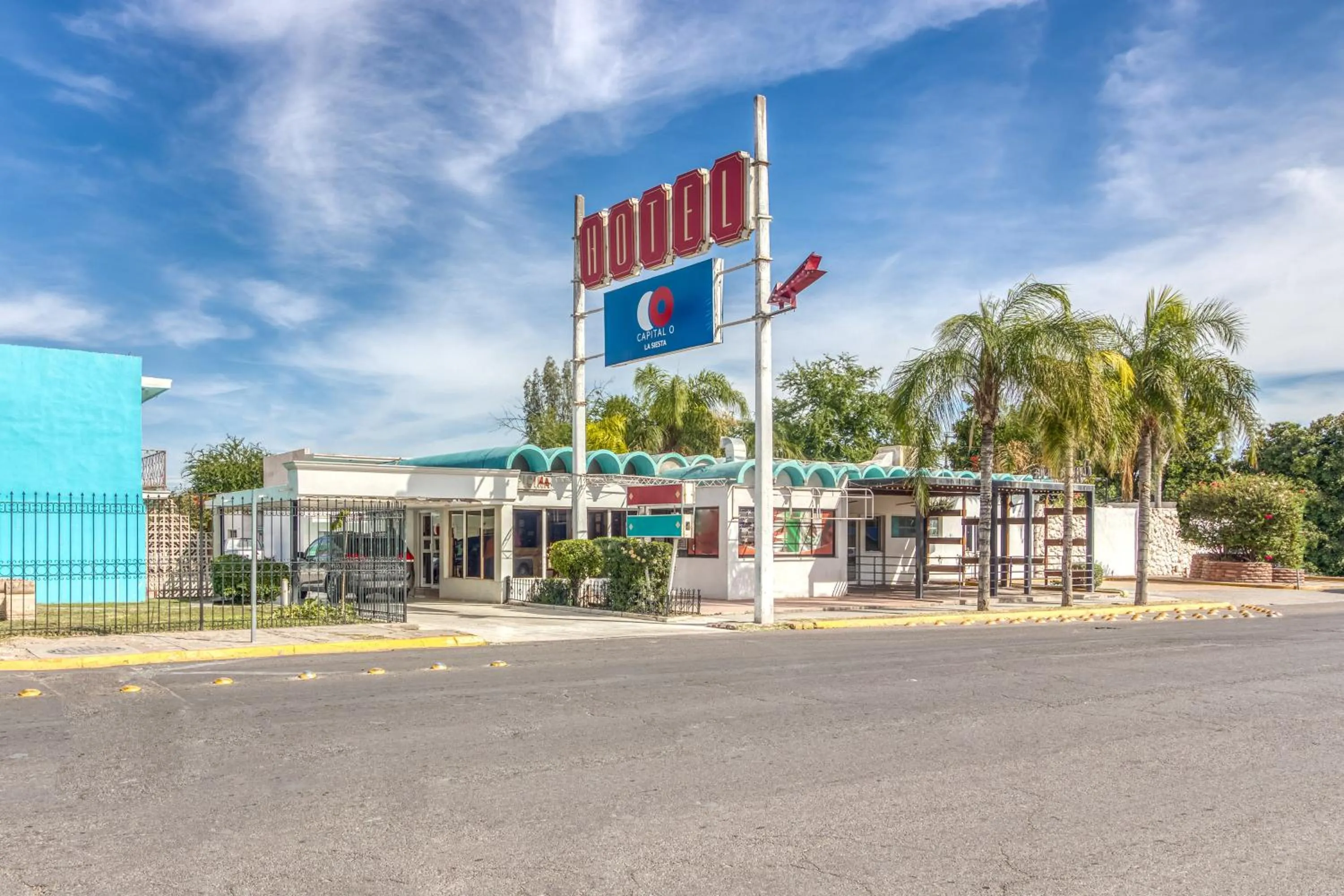 Facade/entrance in Capital O Hotel La Siesta, Gomez Palacio