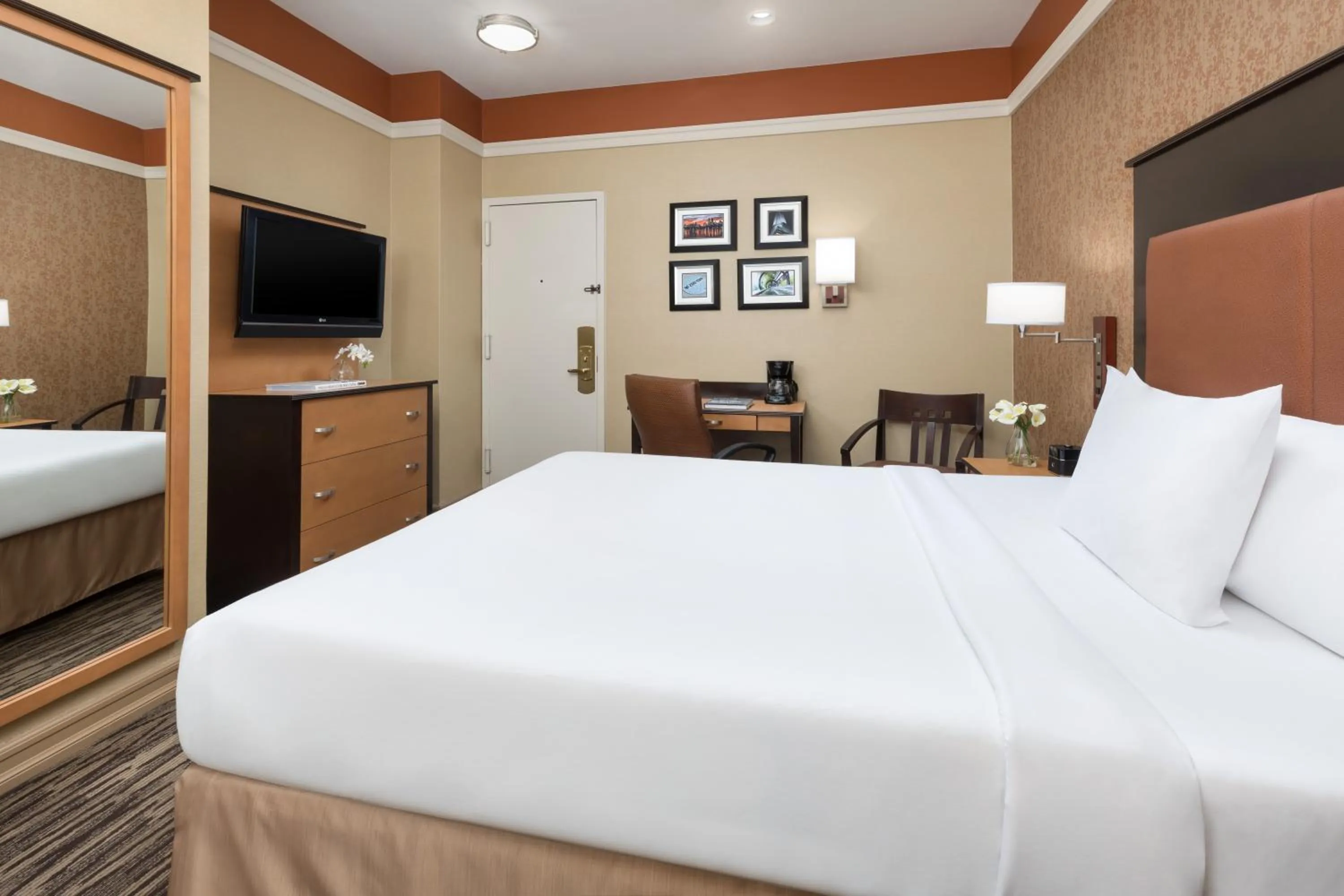 Photo of the whole room, Bed in The Hotel at Fifth Avenue