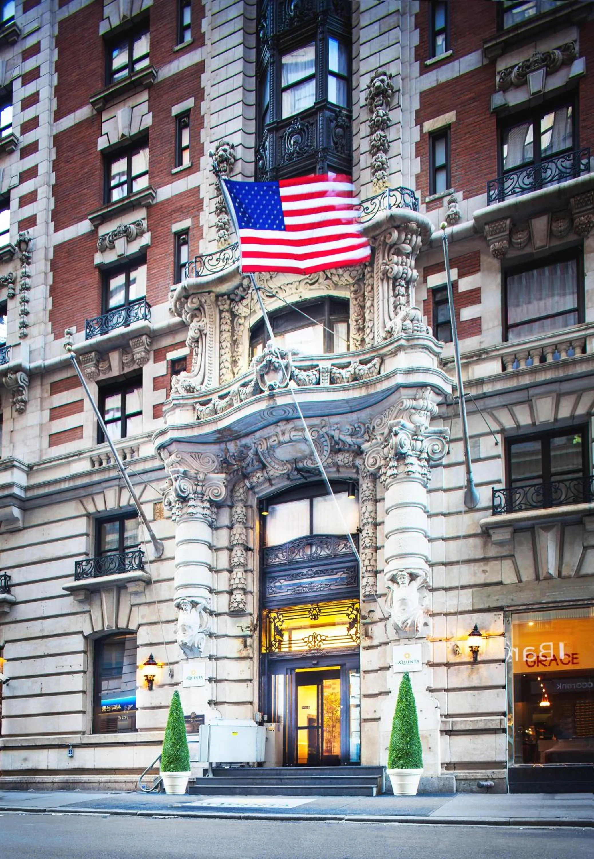 Facade/entrance in The Hotel at Fifth Avenue