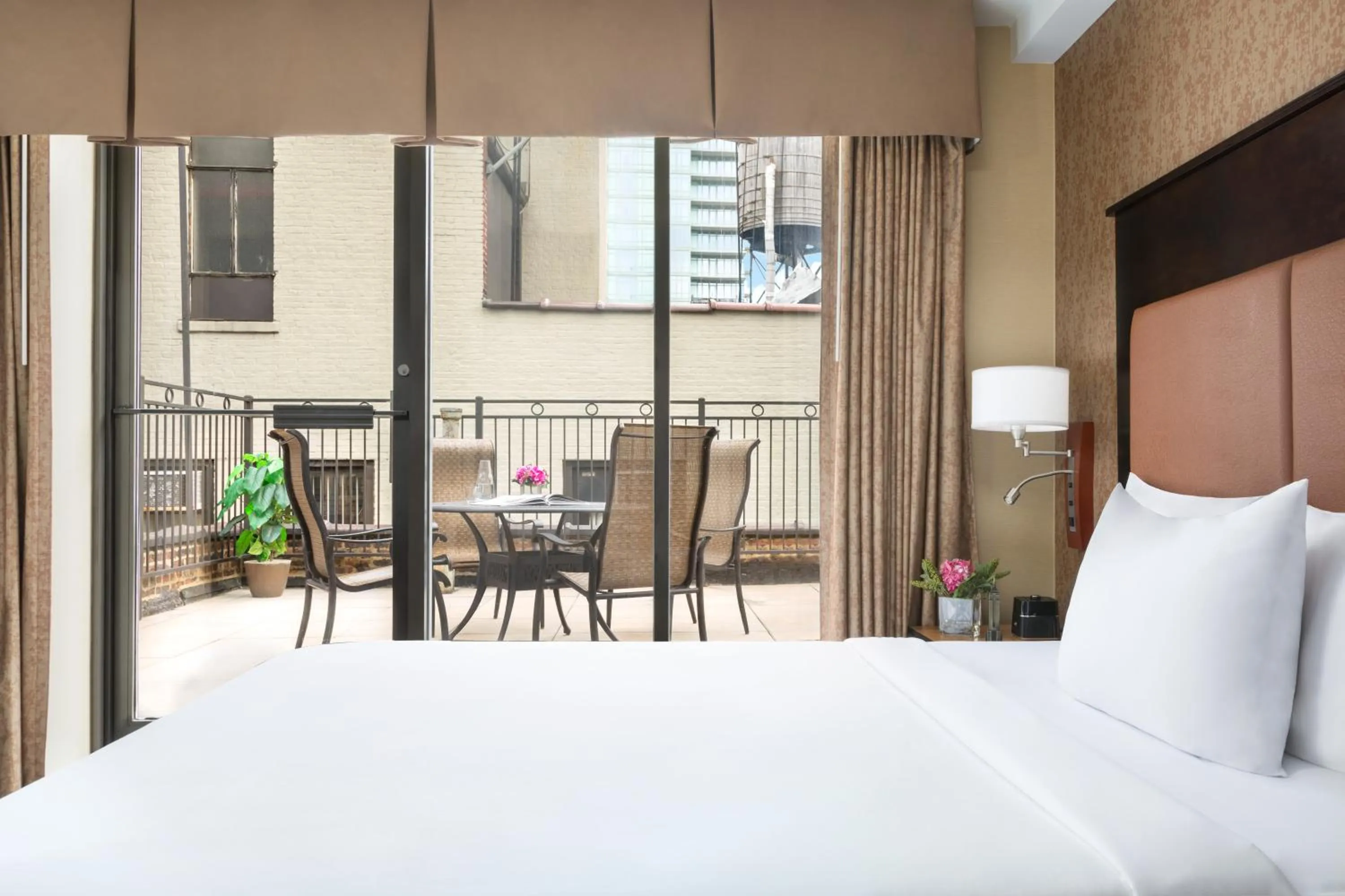 Balcony/Terrace, Bed in The Hotel at Fifth Avenue