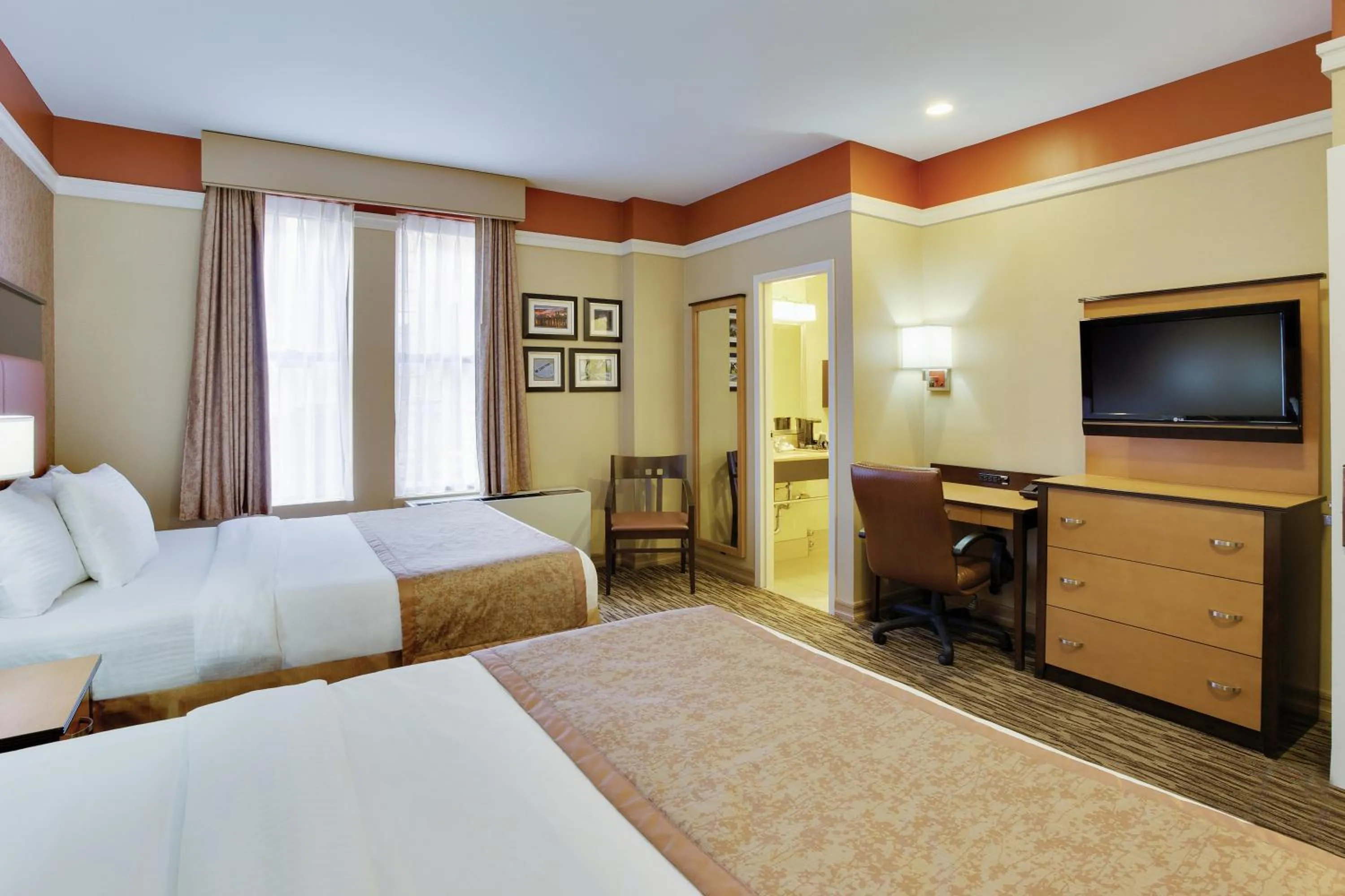 Photo of the whole room, Bed in The Hotel at Fifth Avenue