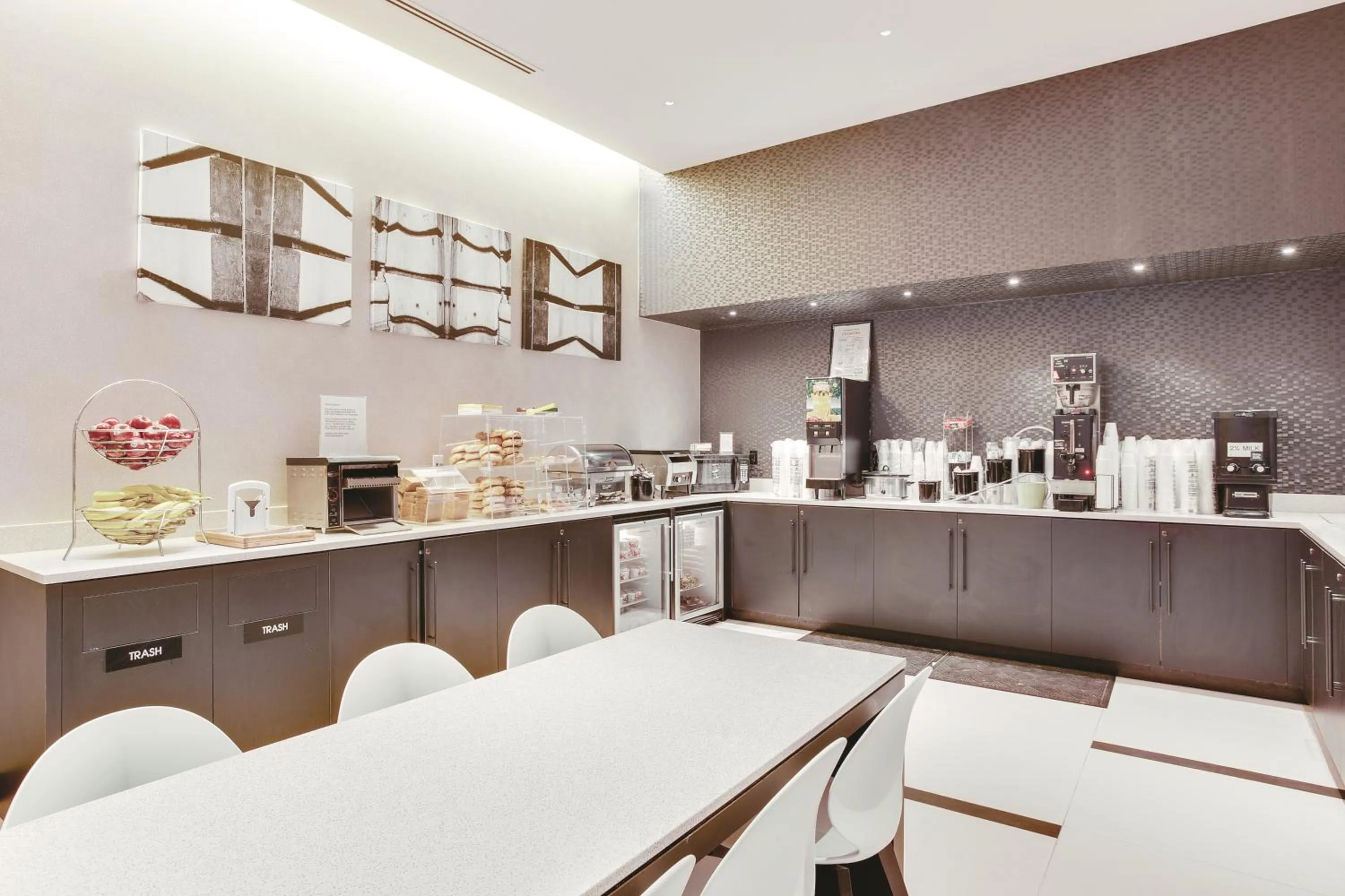 Food and drinks in The Hotel at Fifth Avenue