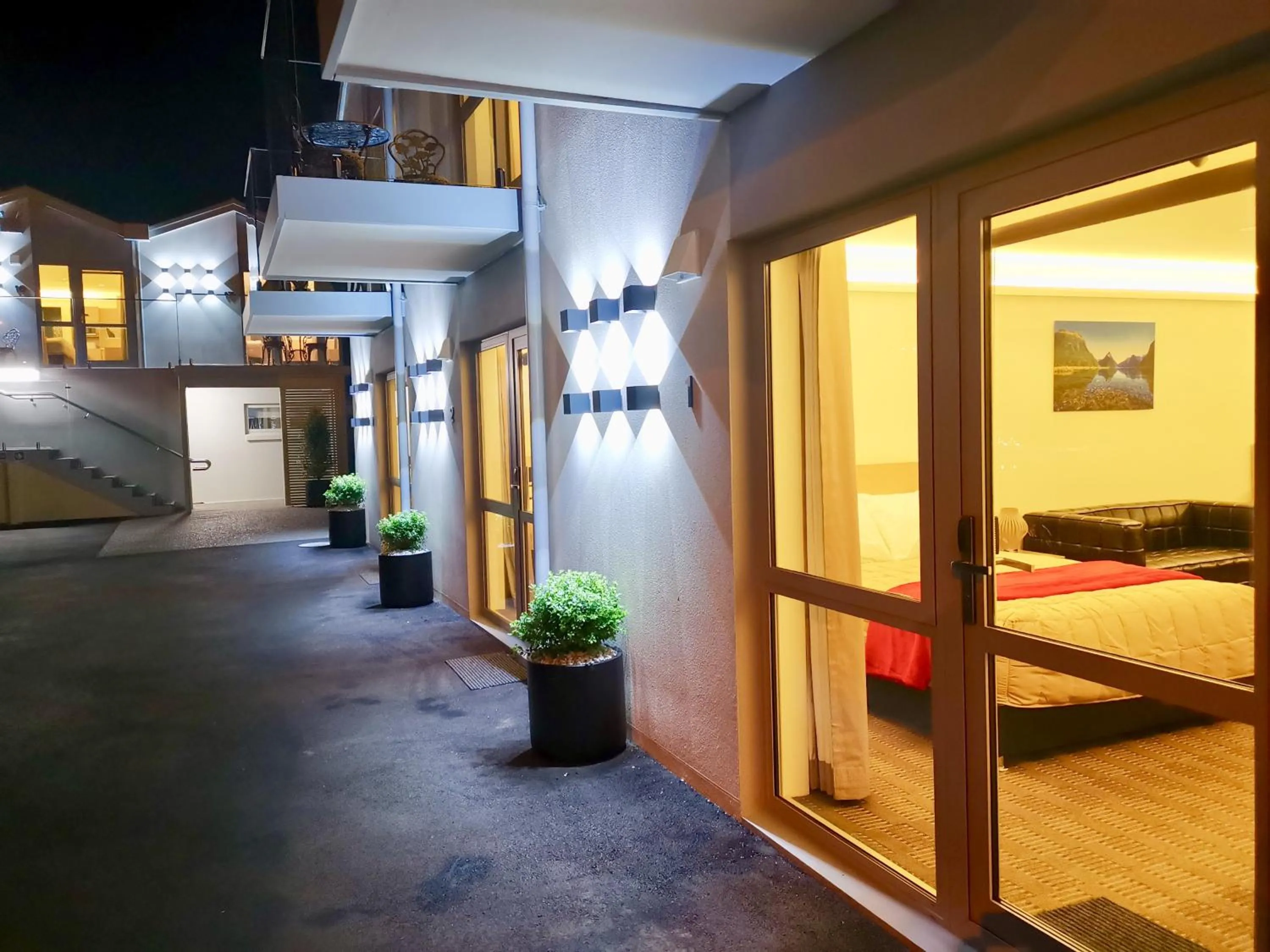 Property building, Bed in V Motel