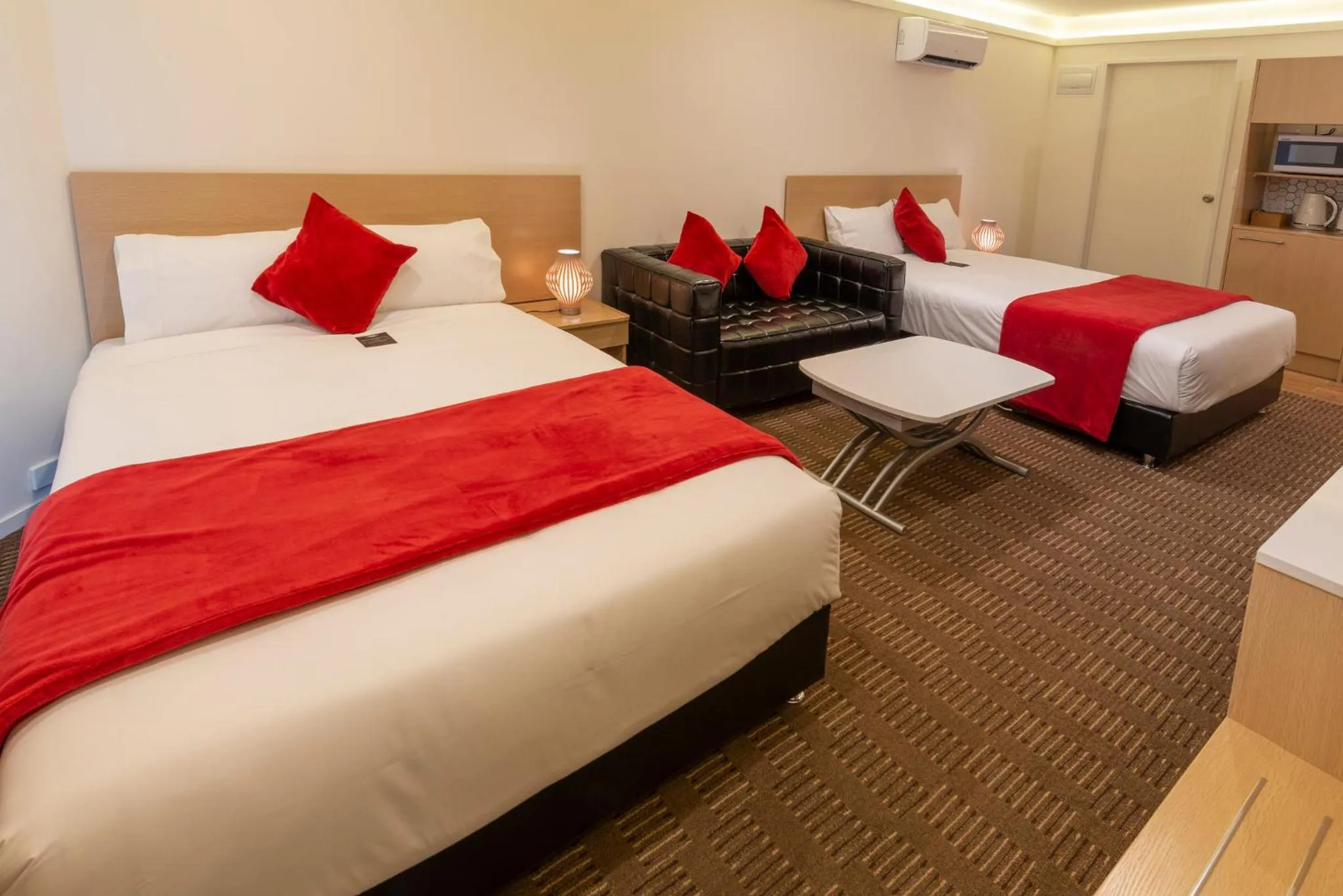 Bedroom, Bed in V Motel