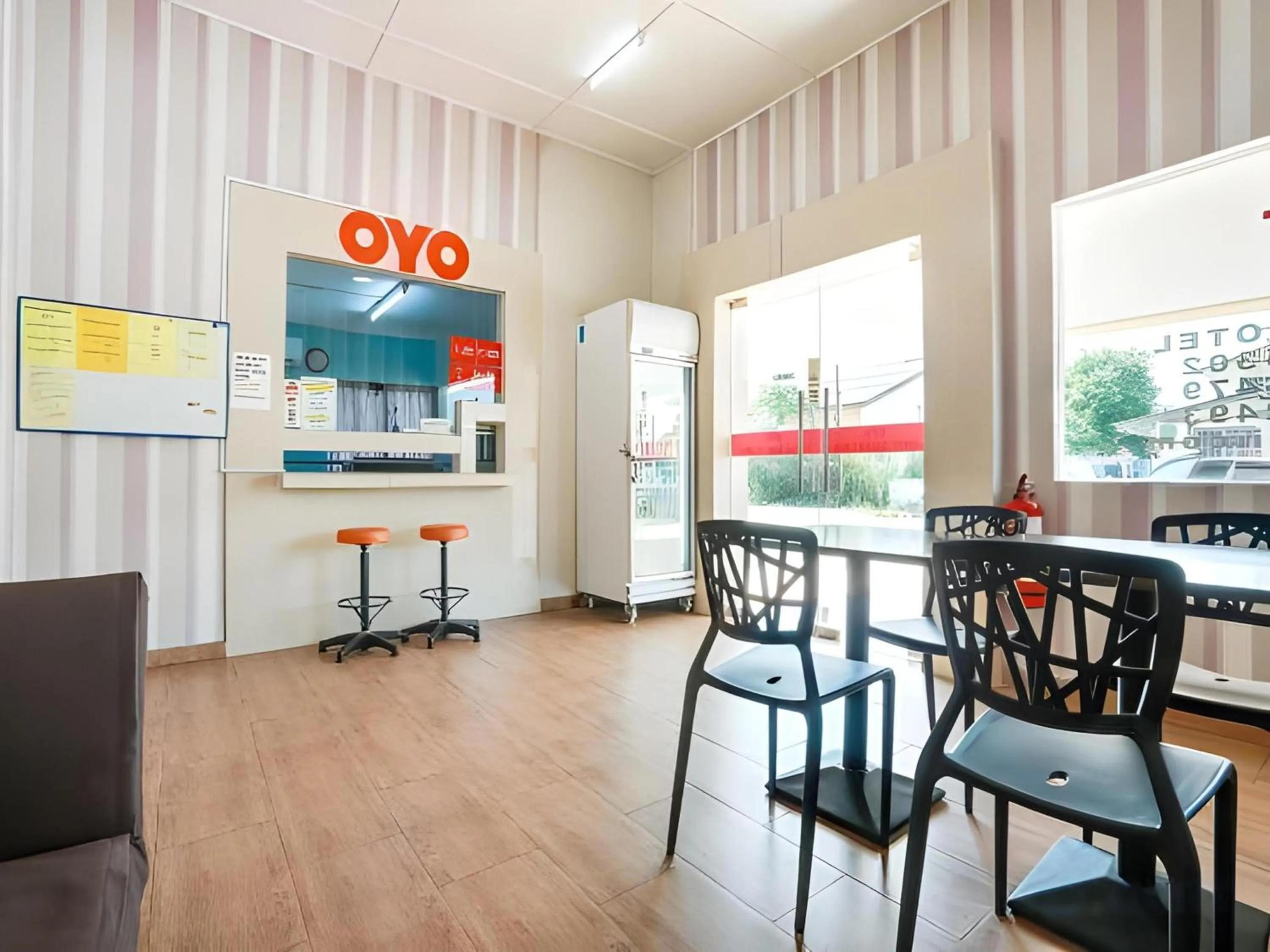 Seating area in OYO 44094 Bangi Lanai Hotel