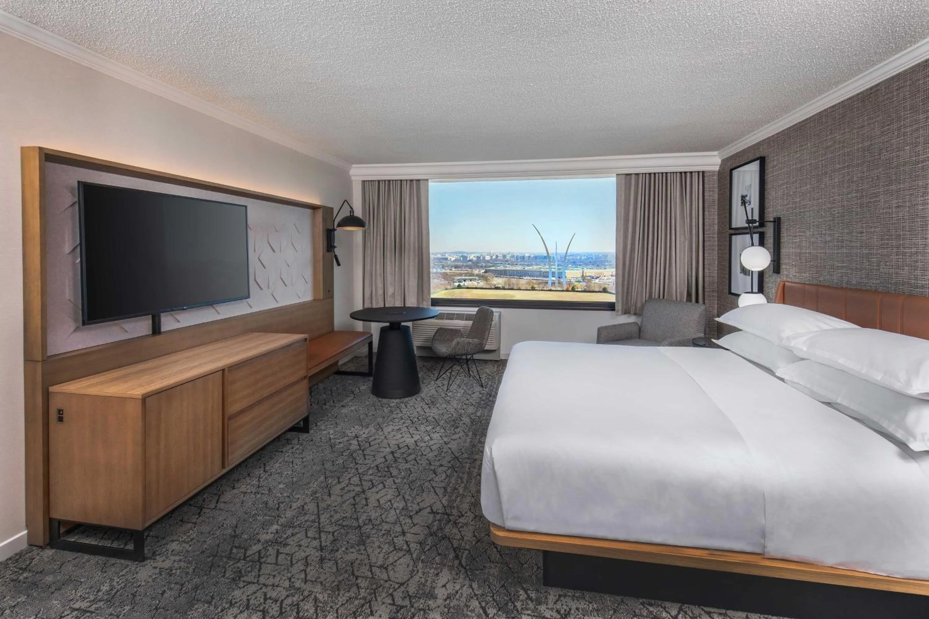 Bedroom, Bed in Sheraton Pentagon City