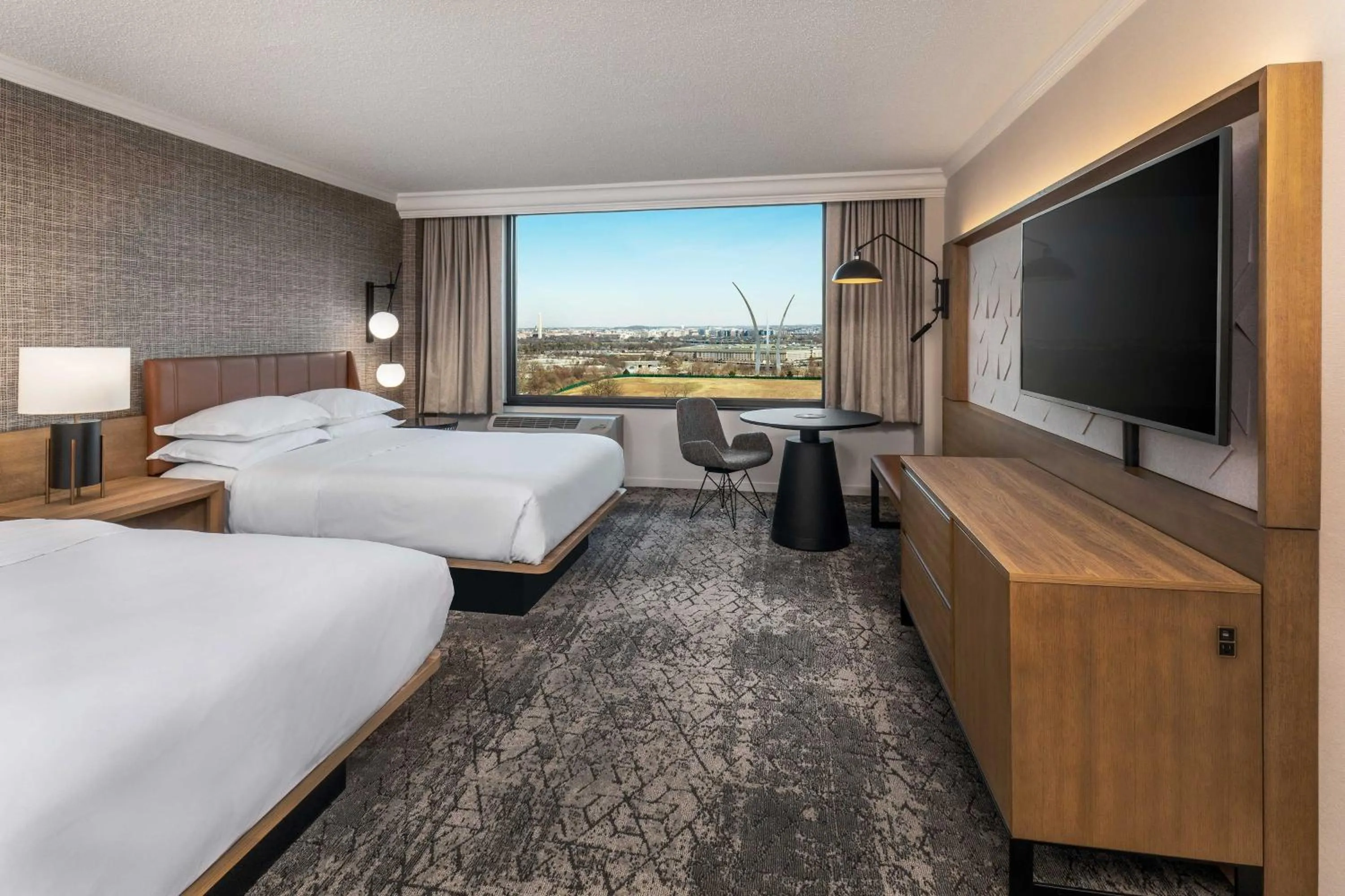 Photo of the whole room, Bed in Sheraton Pentagon City