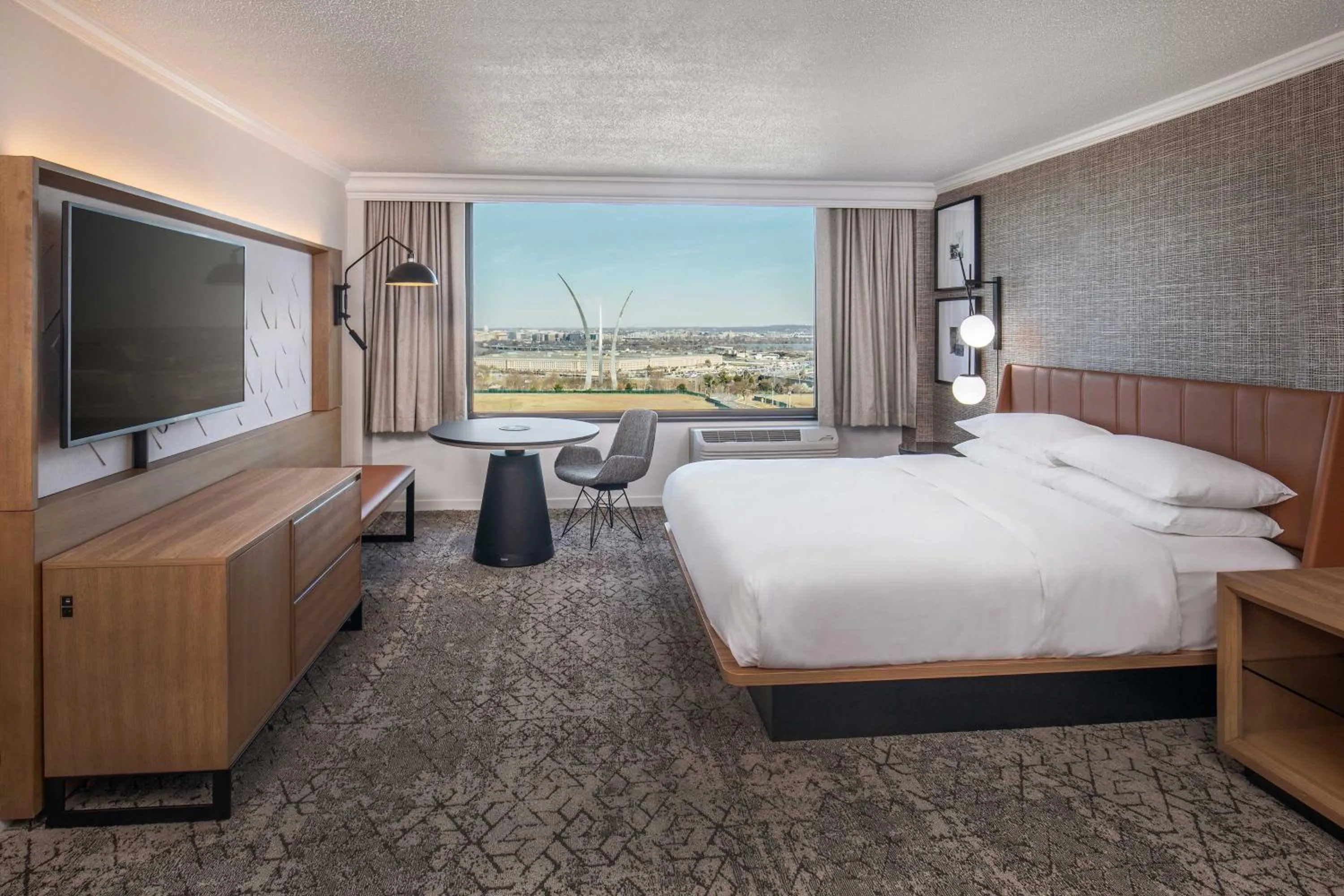 Bedroom, Bed in Sheraton Pentagon City