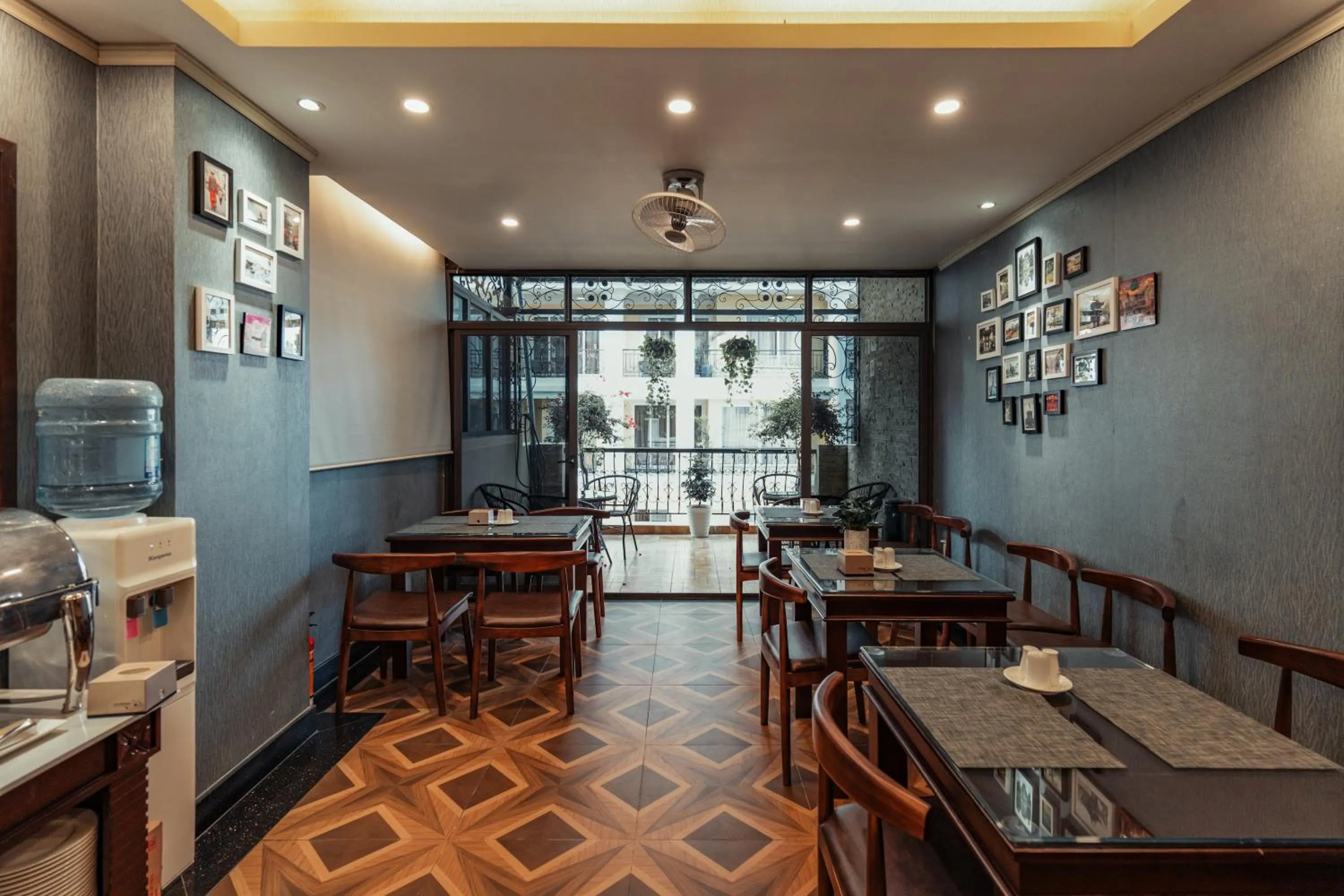 Restaurant/places to eat in Lefoyer Hotel