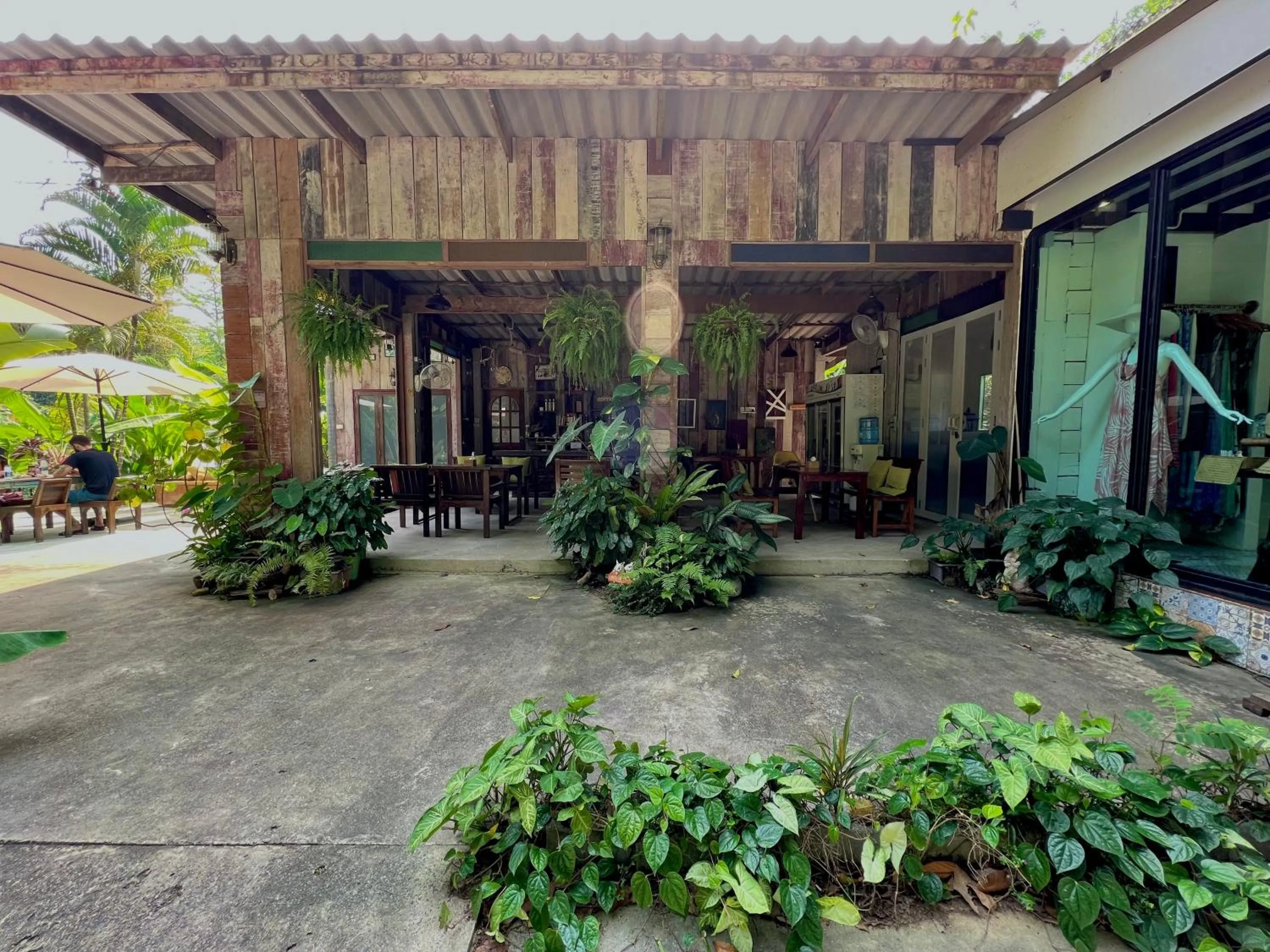 Restaurant/places to eat in Wave-F