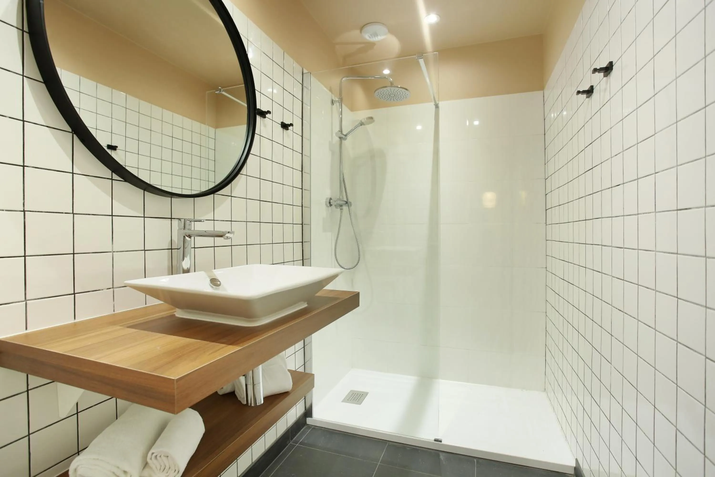 Shower in YAYS Paris Issy by Numa
