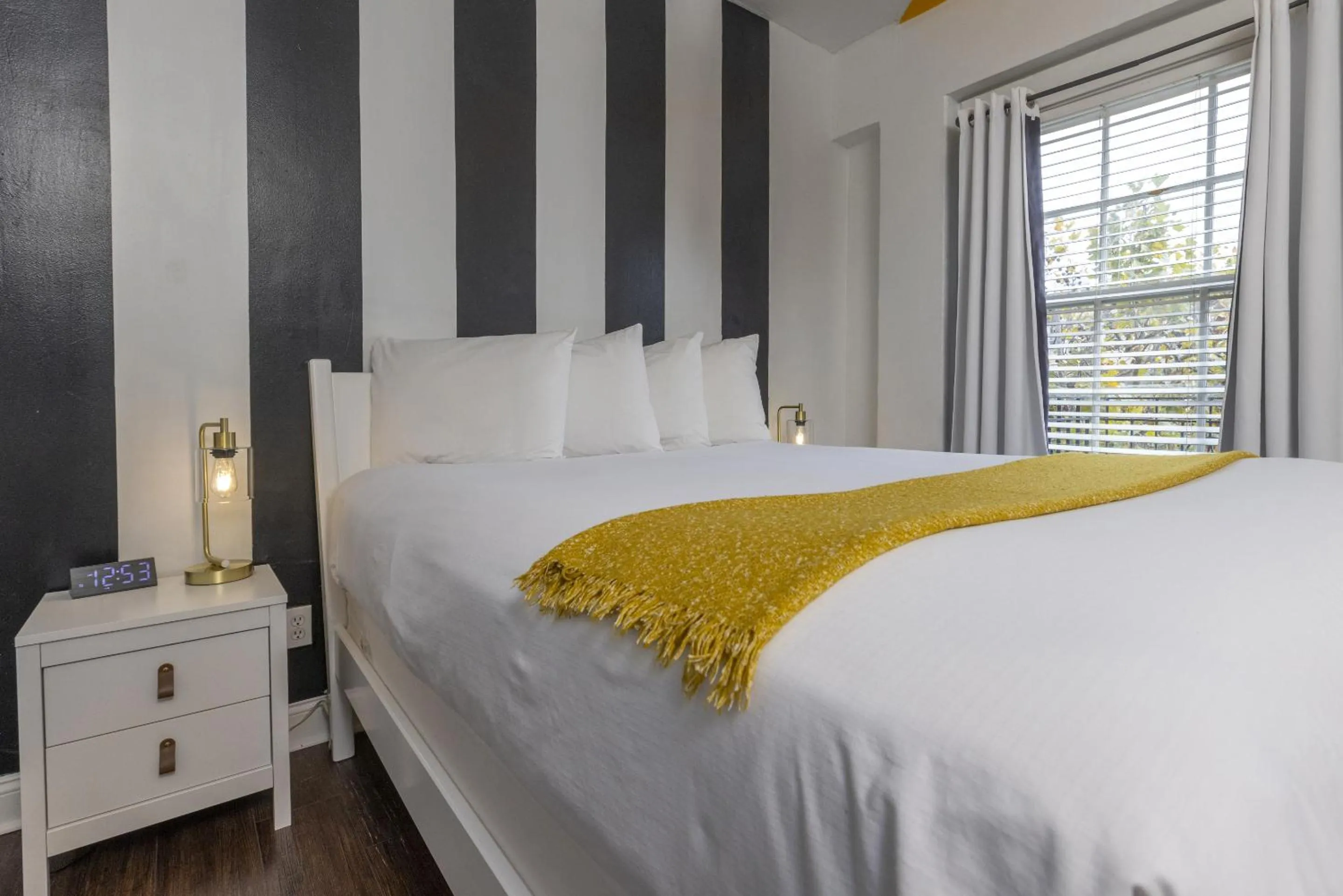 Bedroom, Bed in Edwardian Hotel