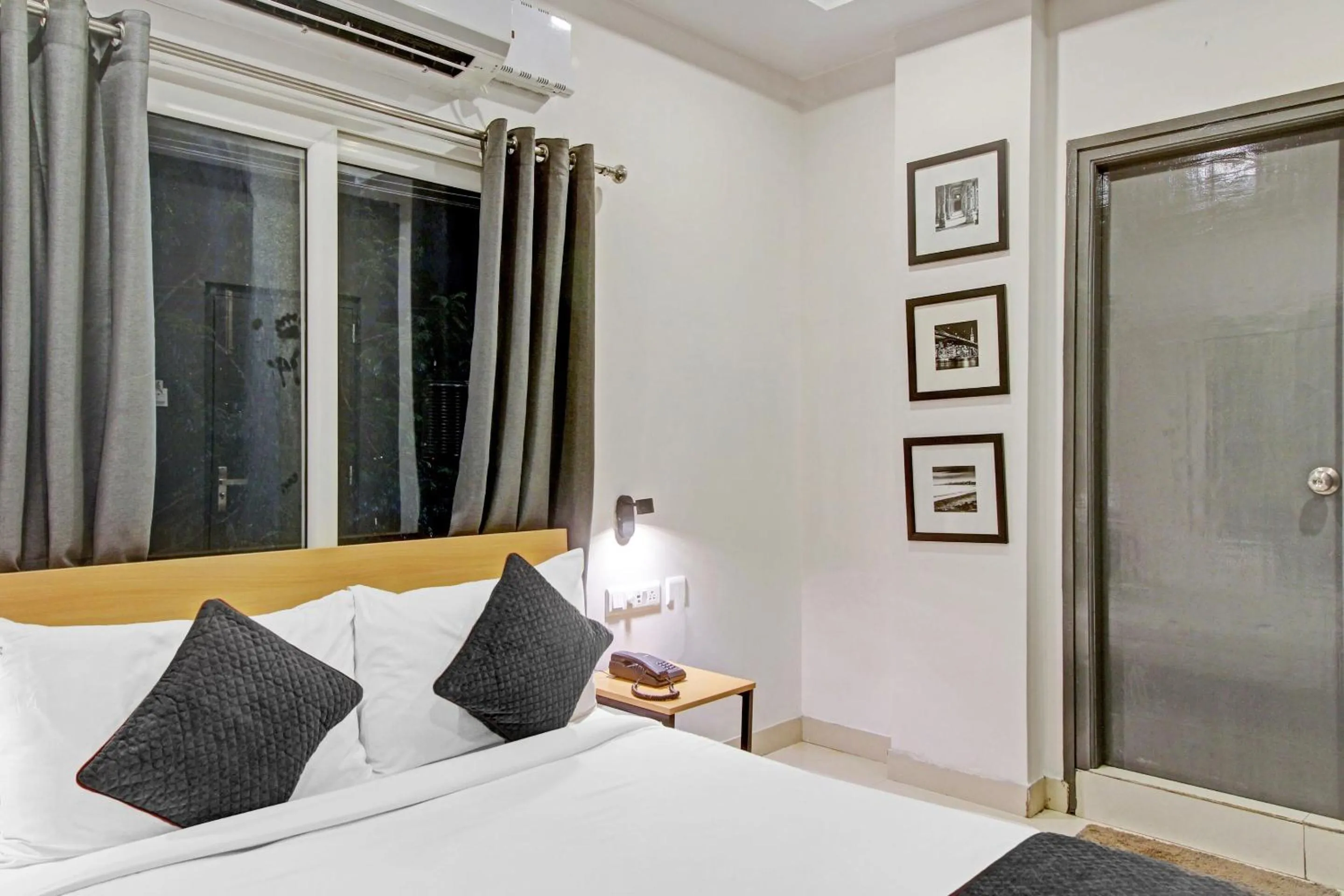 Facade/entrance, Bed in Hotel O SS Skyline