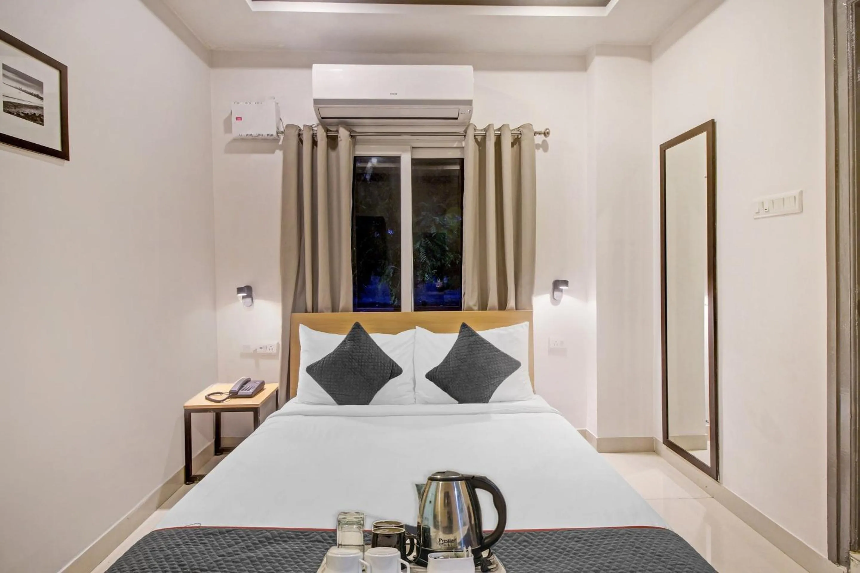 Bedroom, Bed in Hotel O SS Skyline