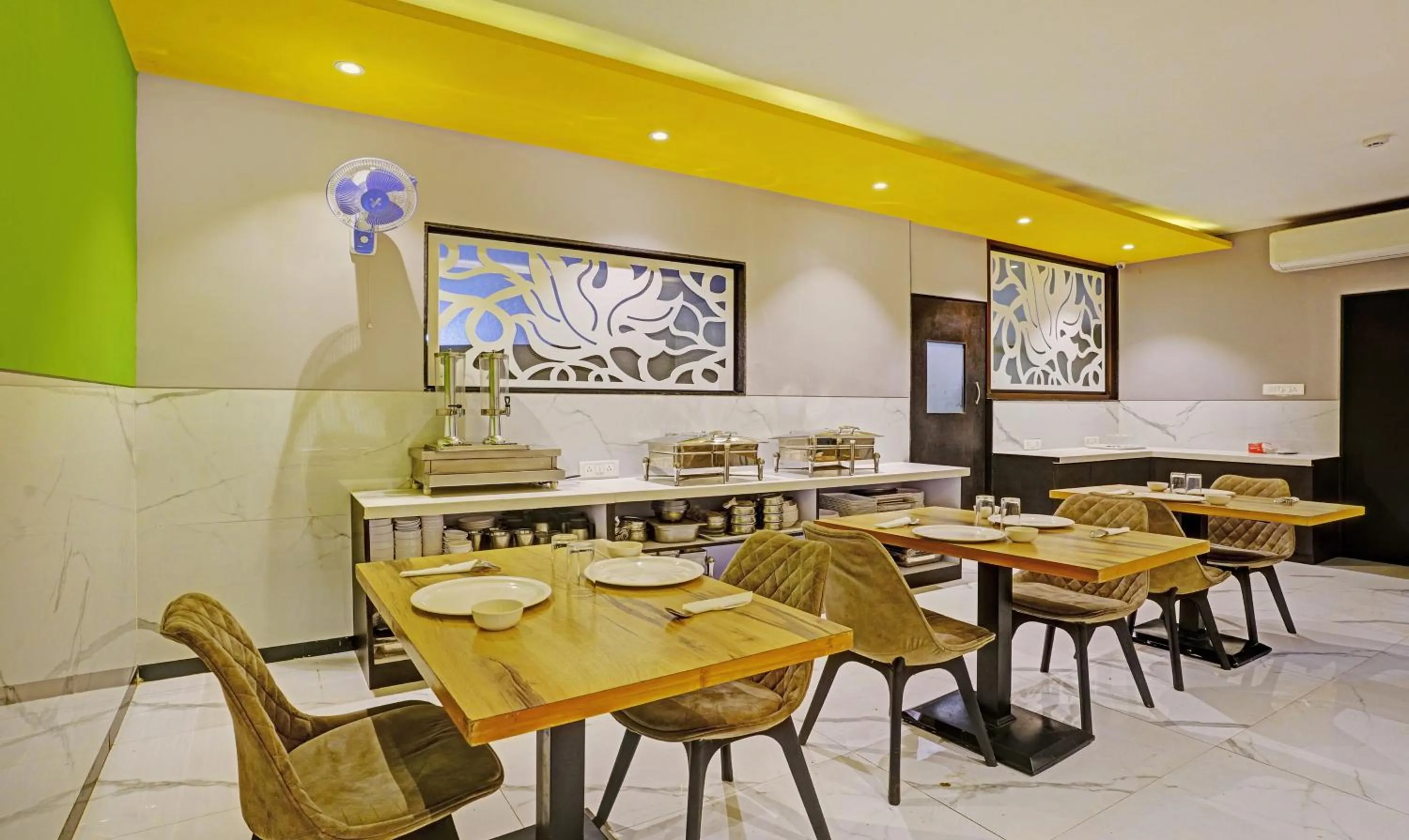 Restaurant/places to eat in Prime Grand Hotel, Mumbai