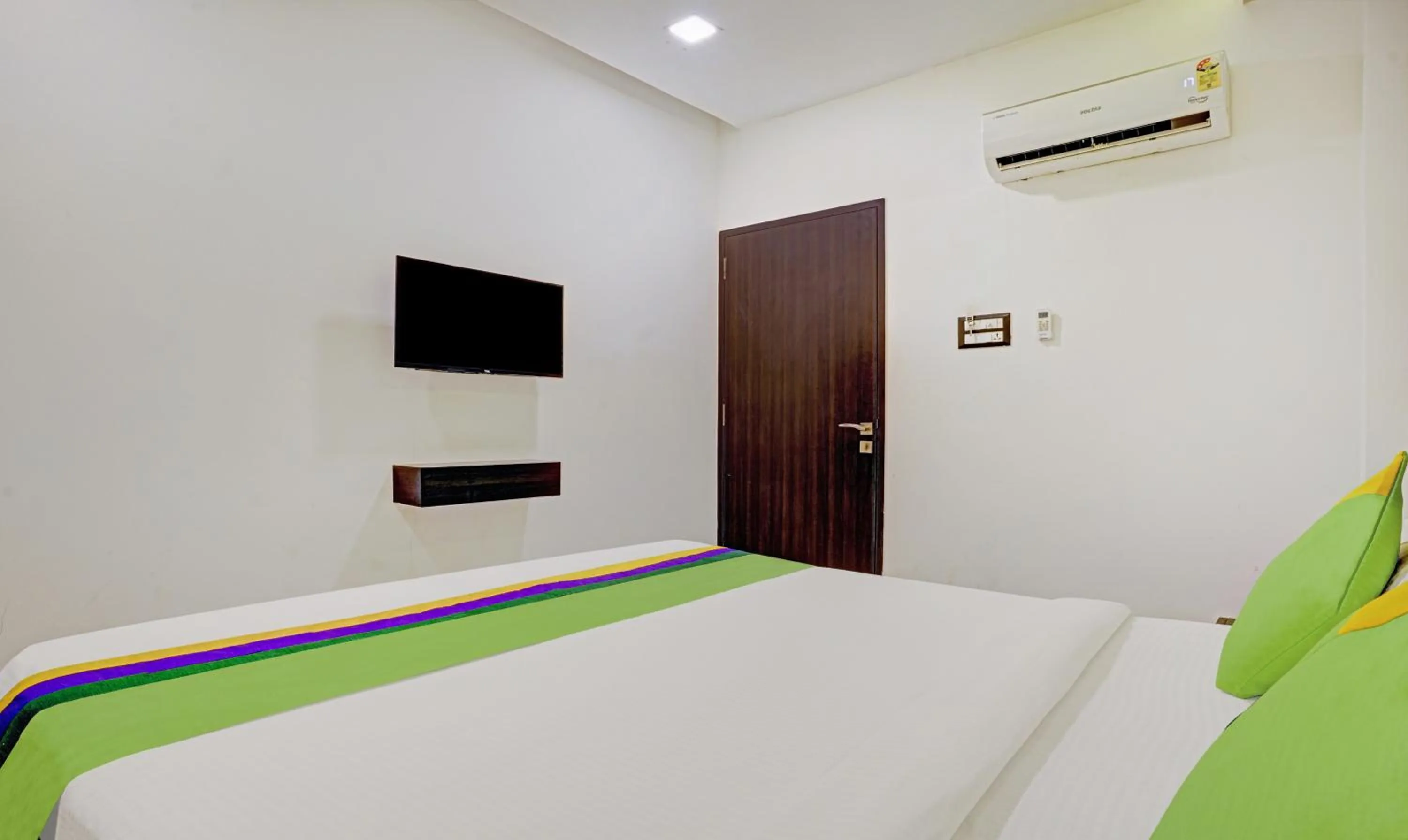 Bedroom, Bed in Prime Grand Hotel, Mumbai