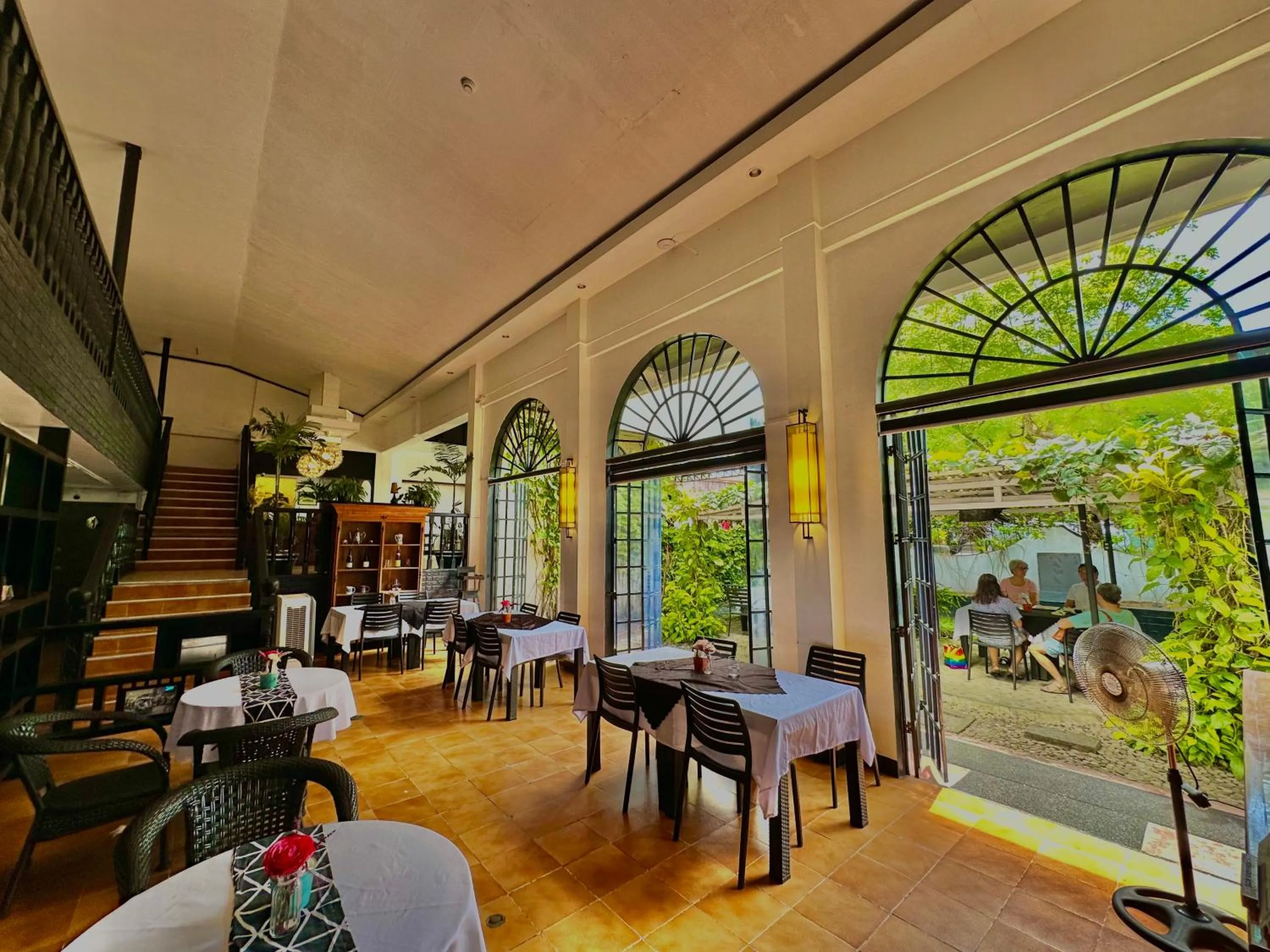 Restaurant/places to eat in Fernando's Hotel