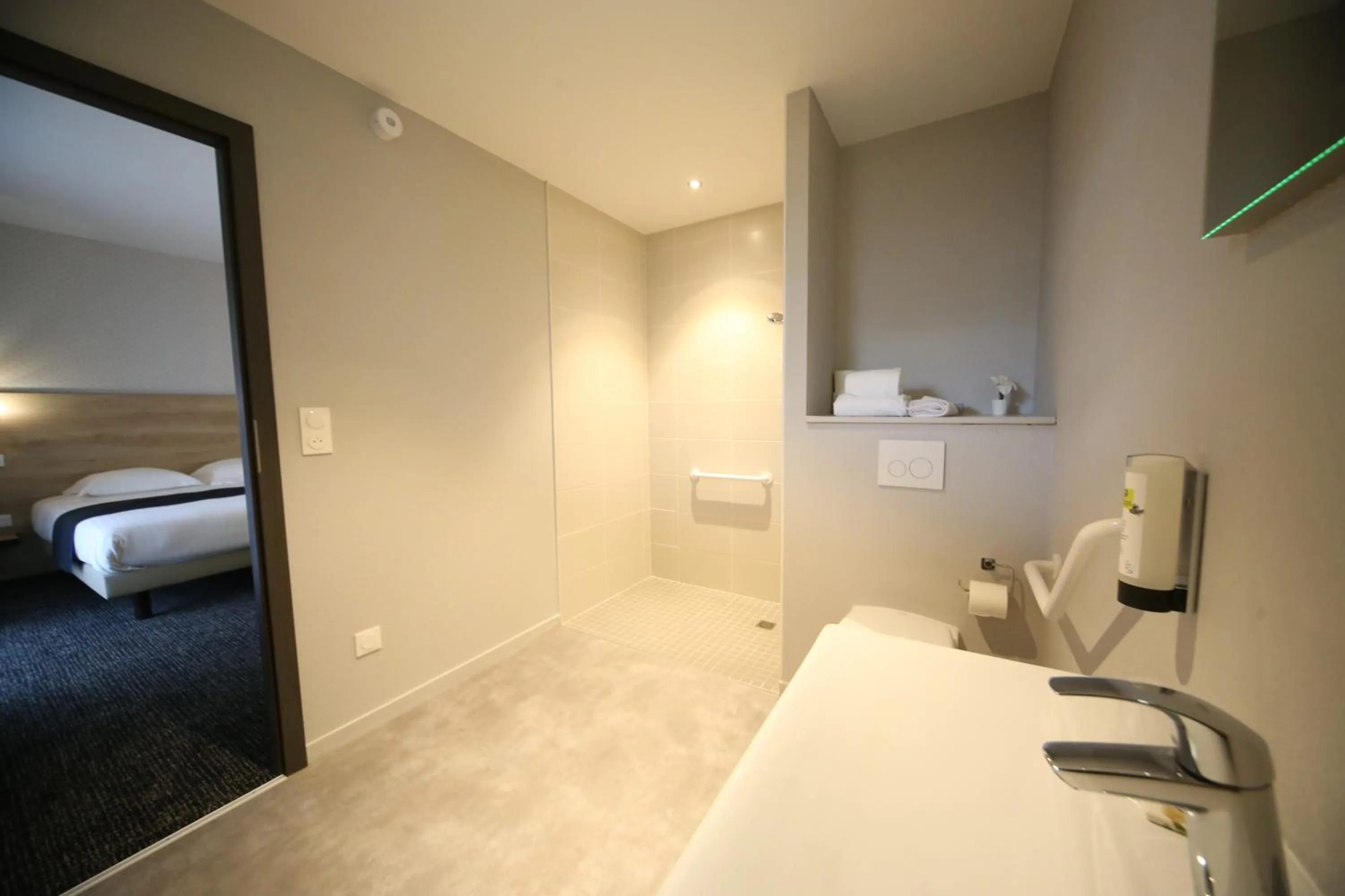 Bathroom, Bed in Best Western Hotel Fontaine Argent