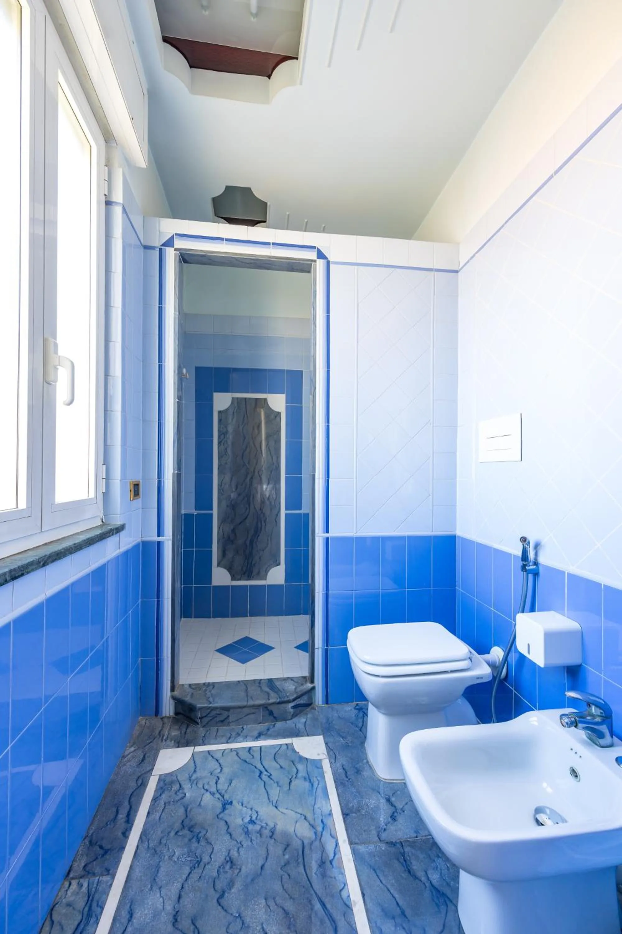 Shower in La Casa Di Bruno Napoli