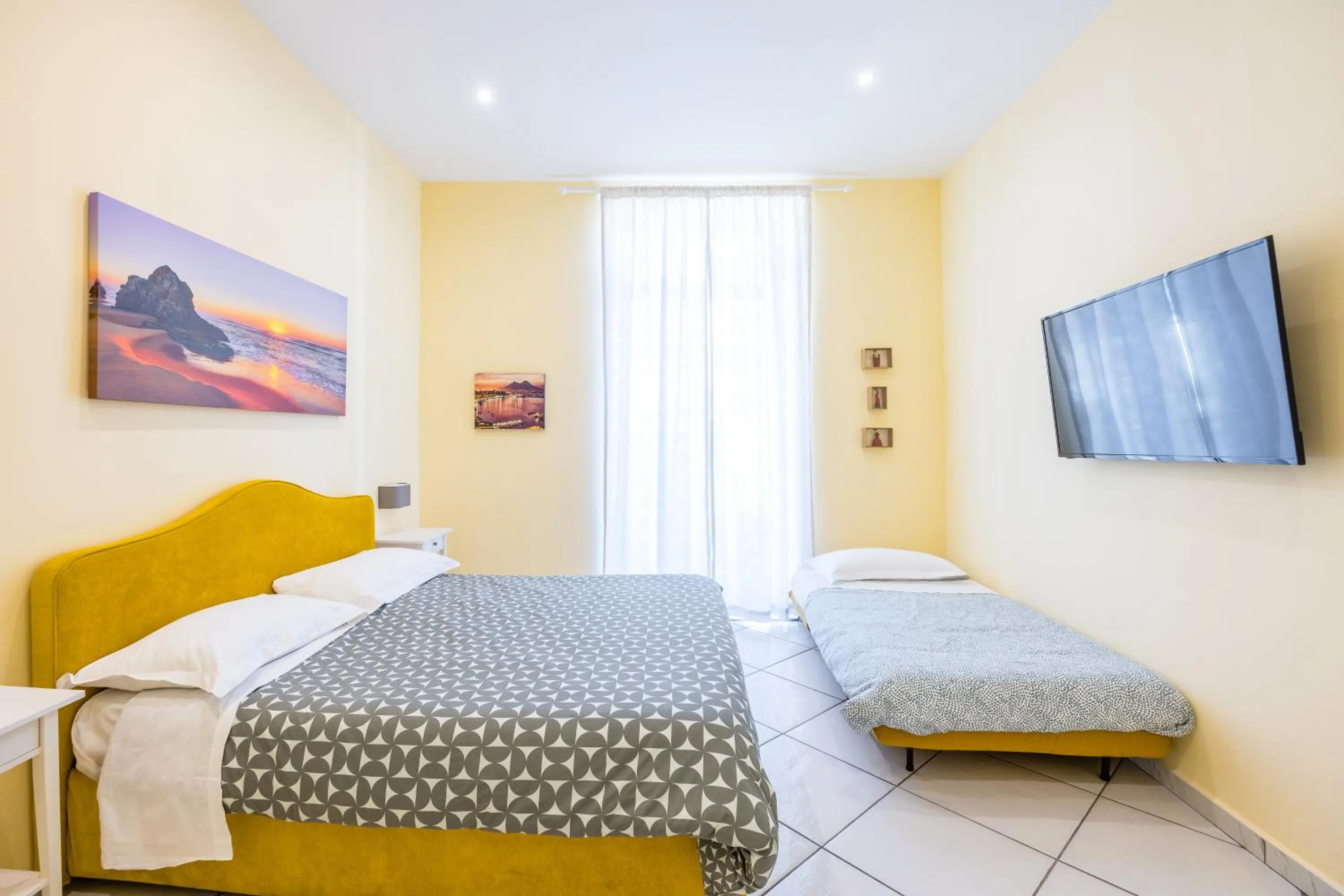 Photo of the whole room, Bed in La Casa Di Bruno Napoli