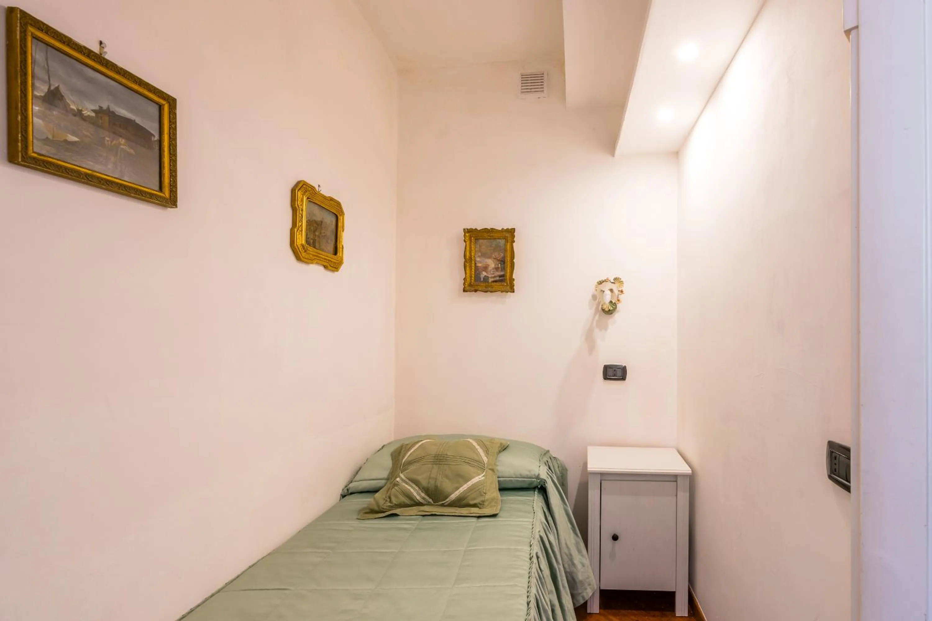 Bed in La Casa Di Bruno Napoli
