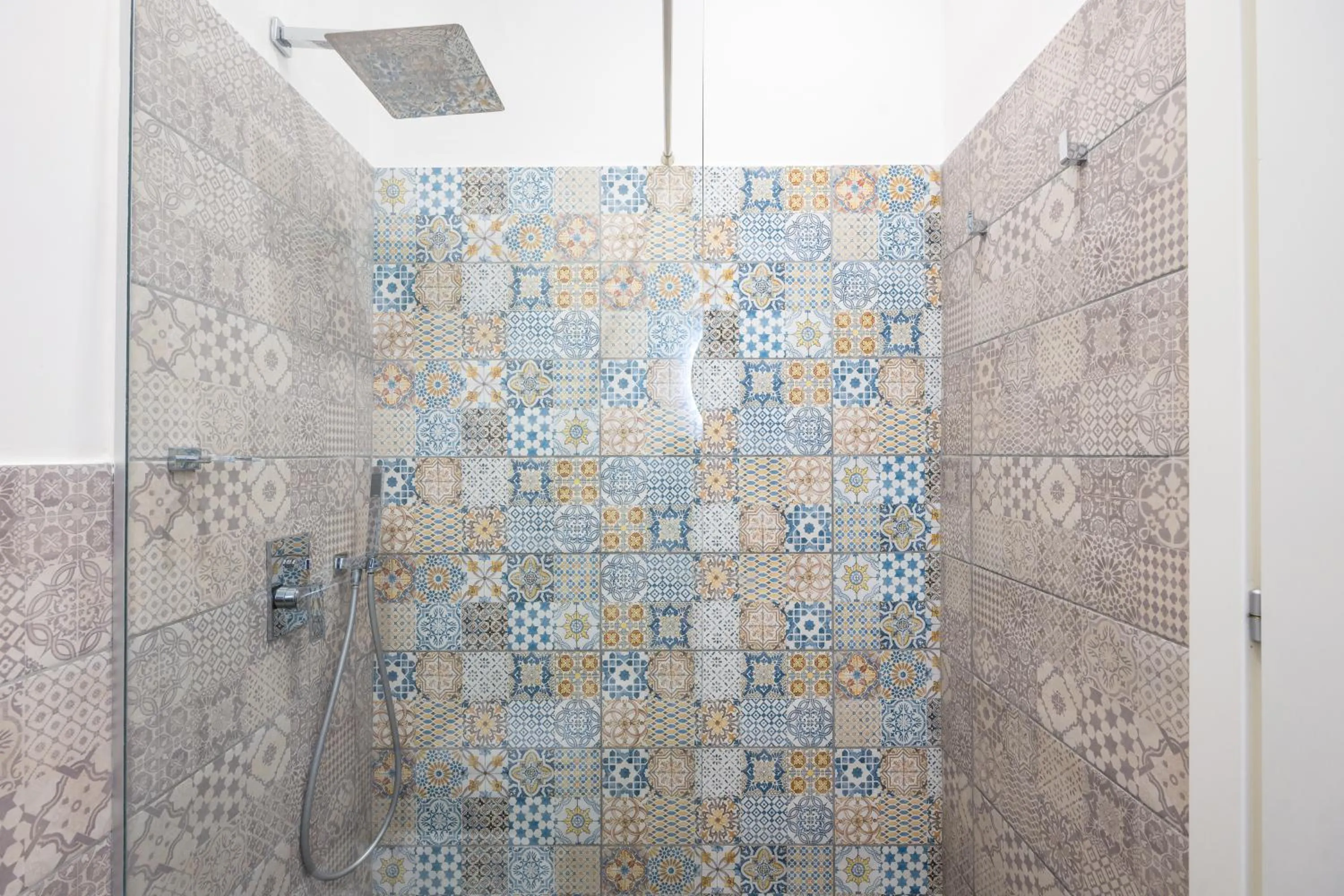 Shower in La Casa Di Bruno Napoli
