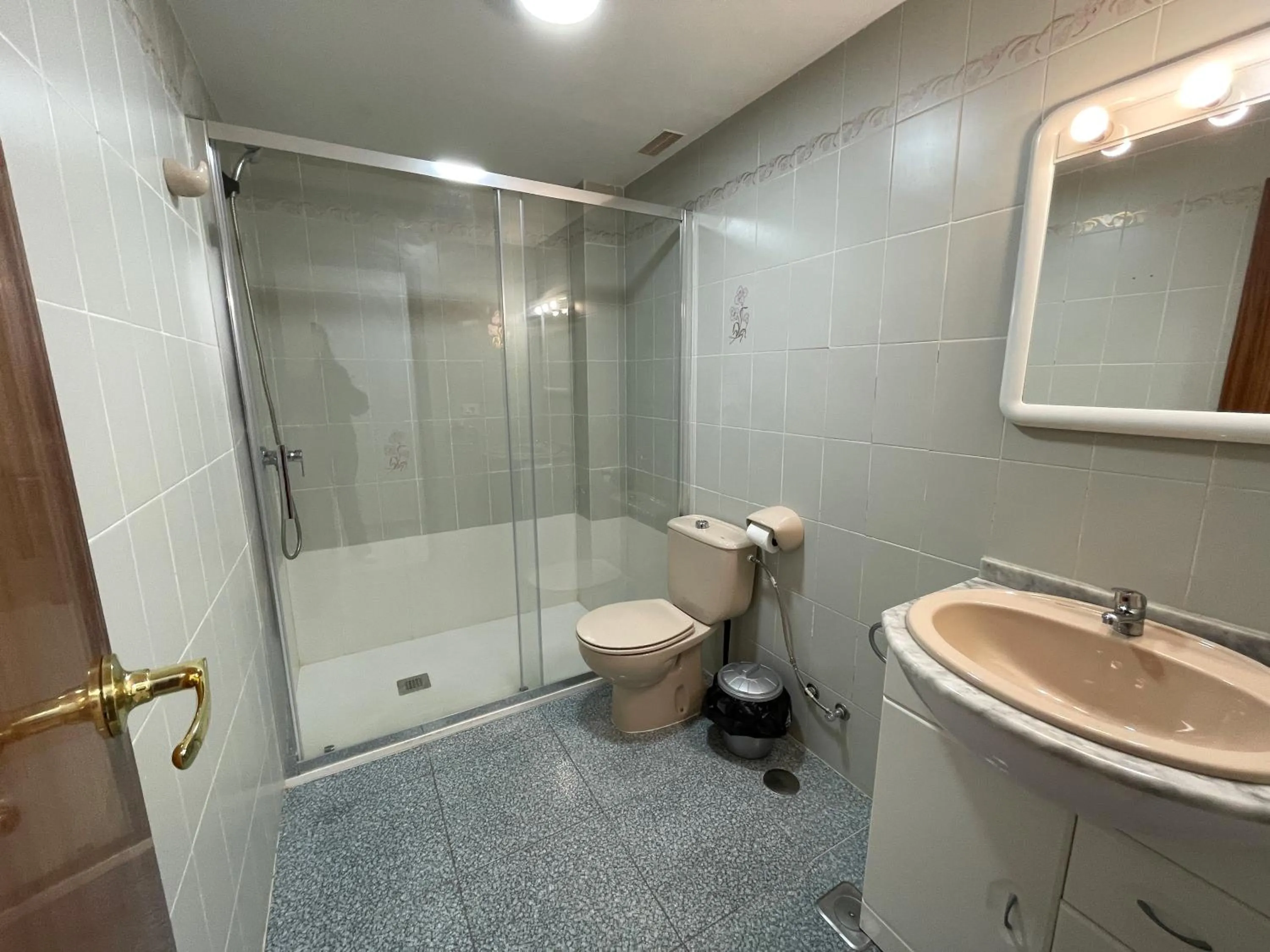 Shower in Apartamentos Neptuno Oropesa 3000