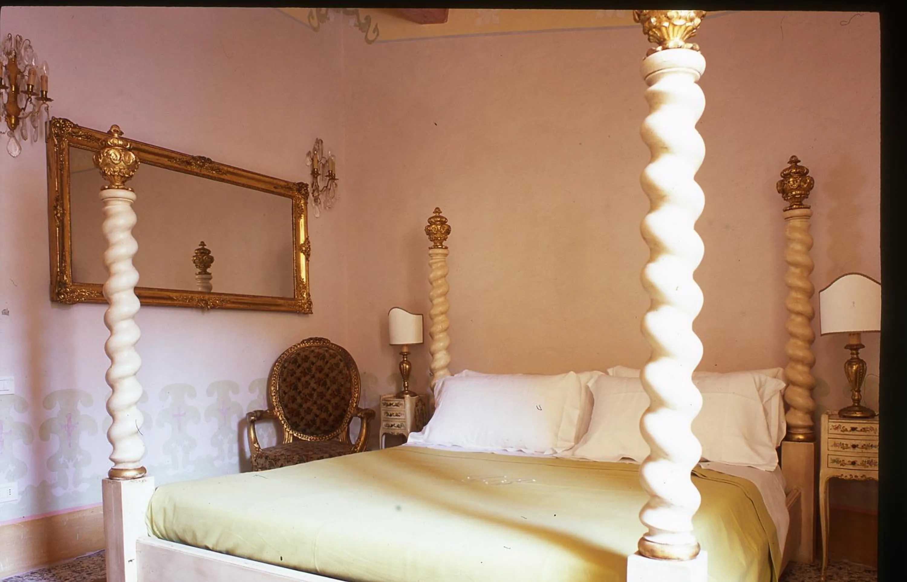 Bed in Locanda Pietrasantese B&B