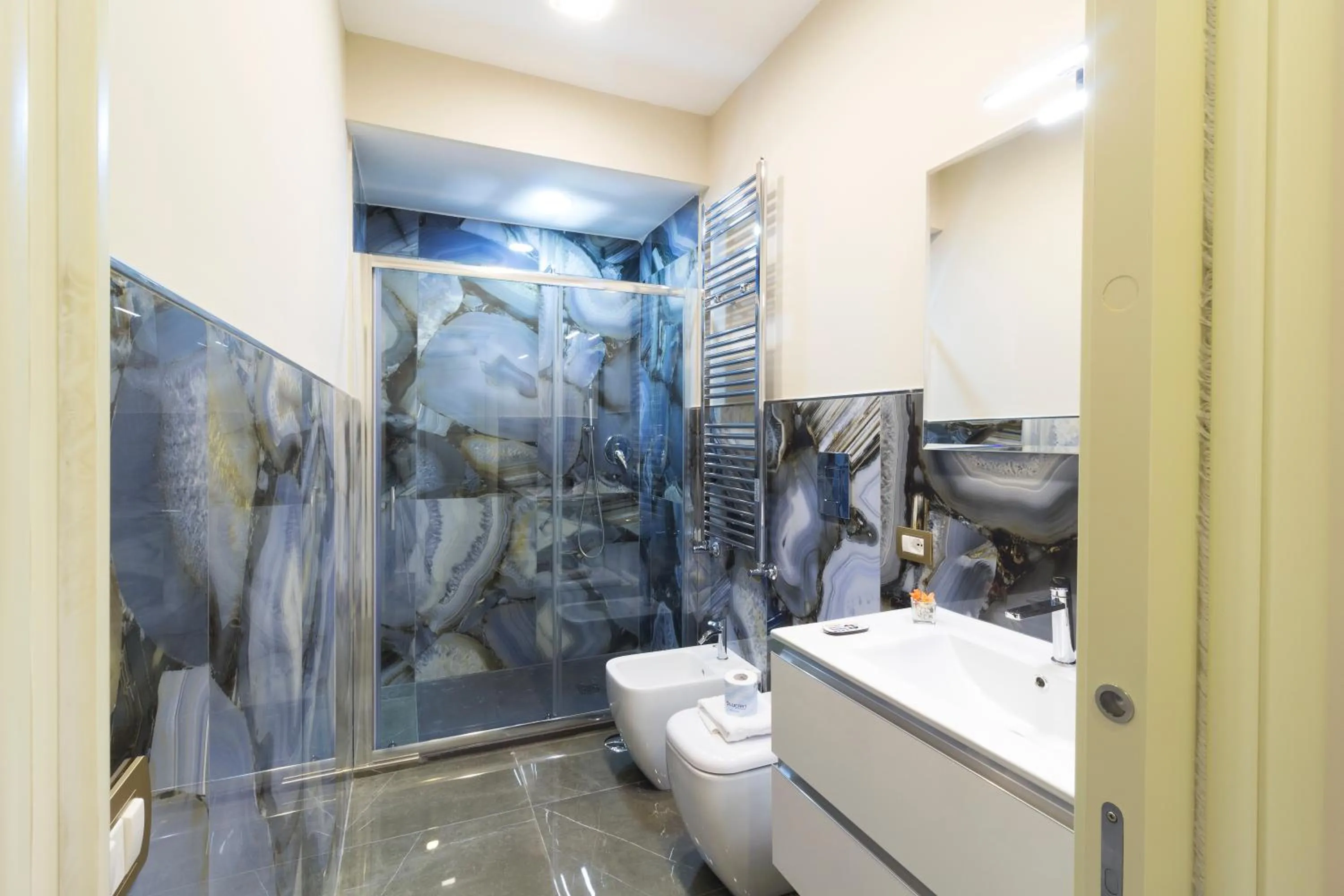 Shower in Porto Rooms & Suite