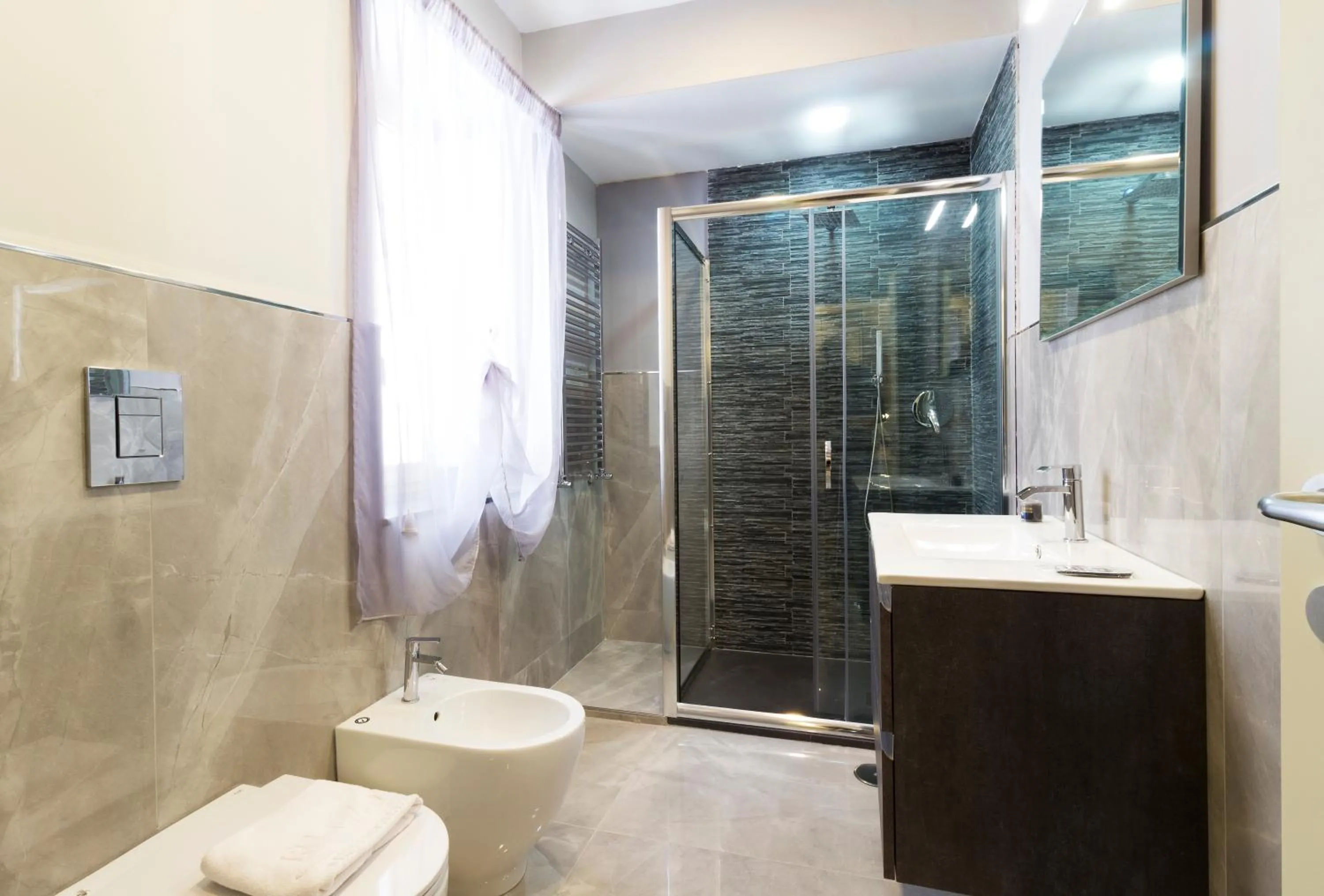 Shower in Porto Rooms & Suite