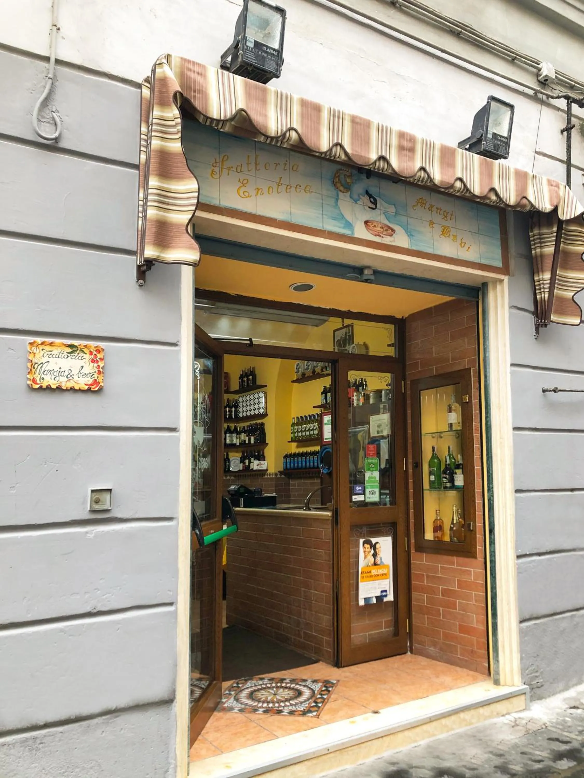 Restaurant/places to eat in Porto Rooms & Suite