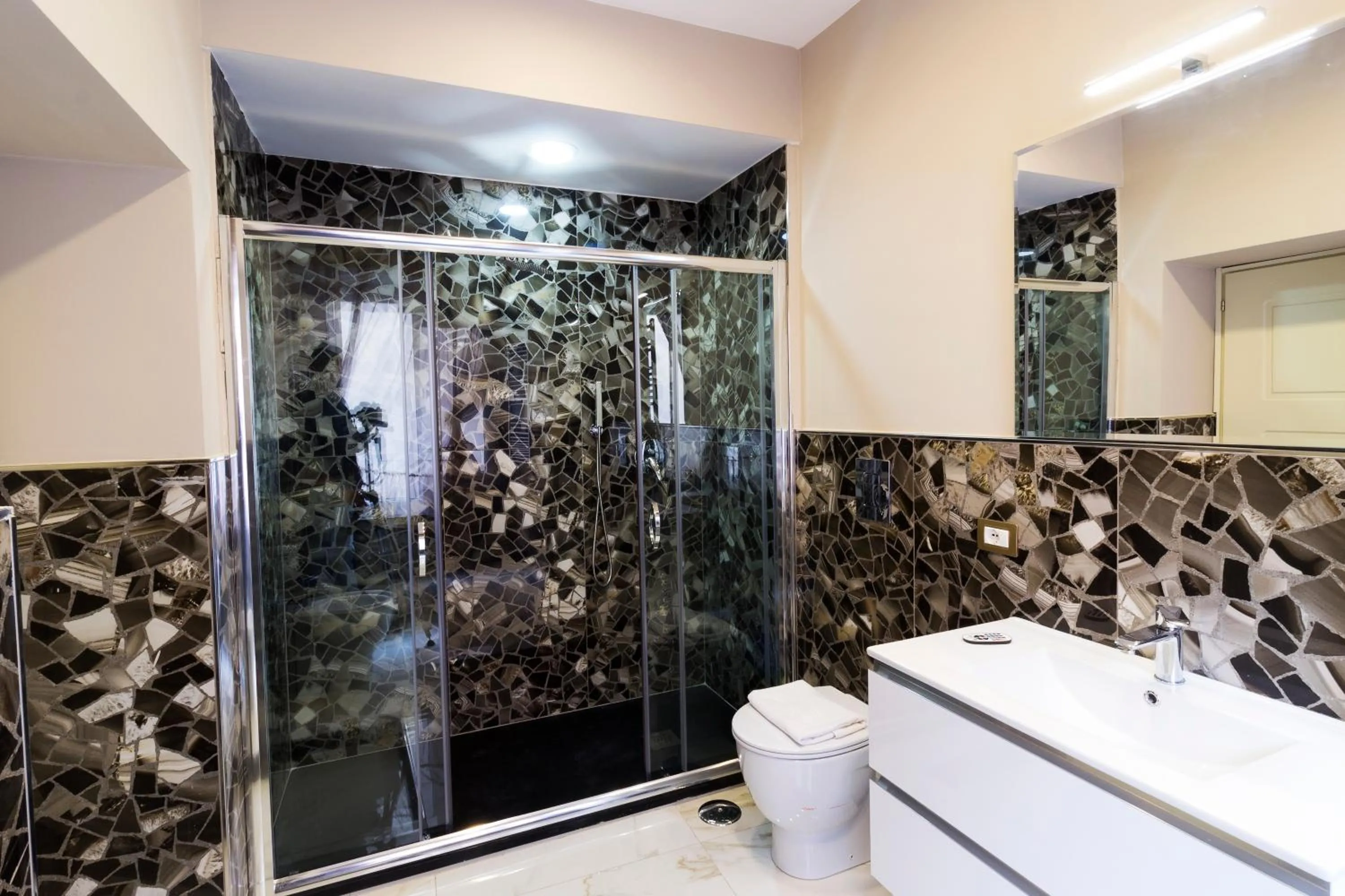 Shower in Porto Rooms & Suite