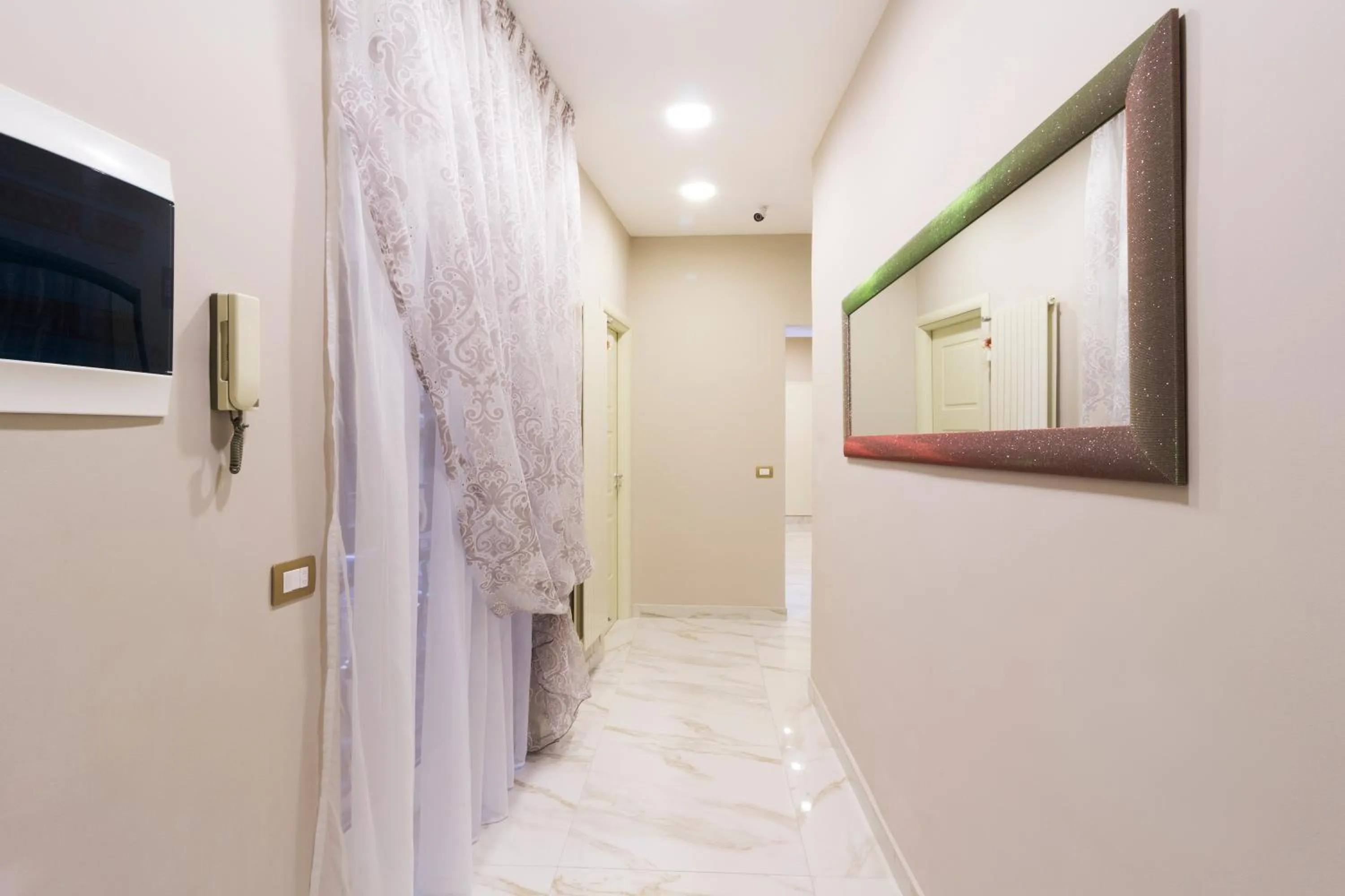 Communal lounge/ TV room in Porto Rooms & Suite