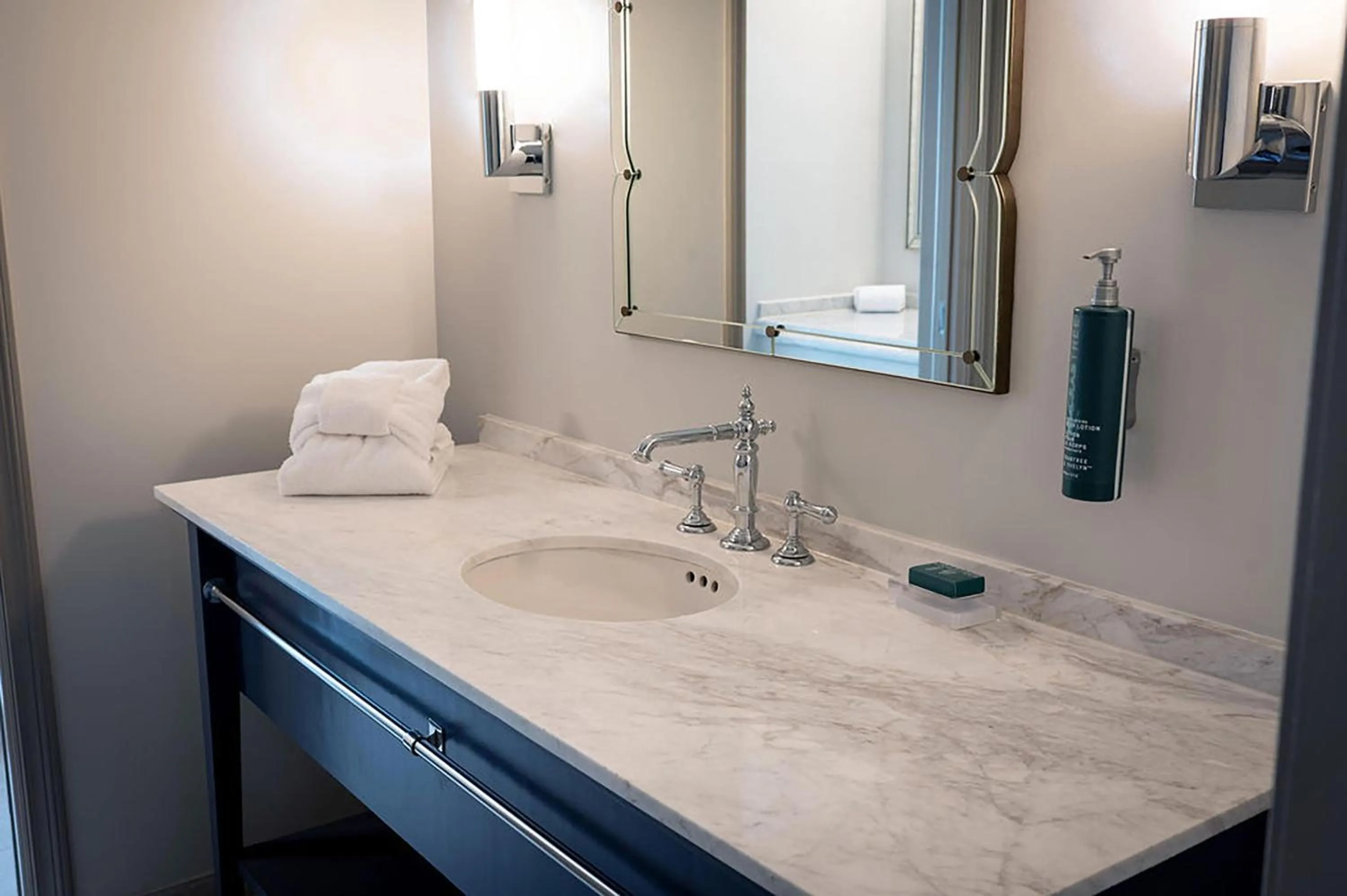 Bathroom in Hilton Orrington/Evanston