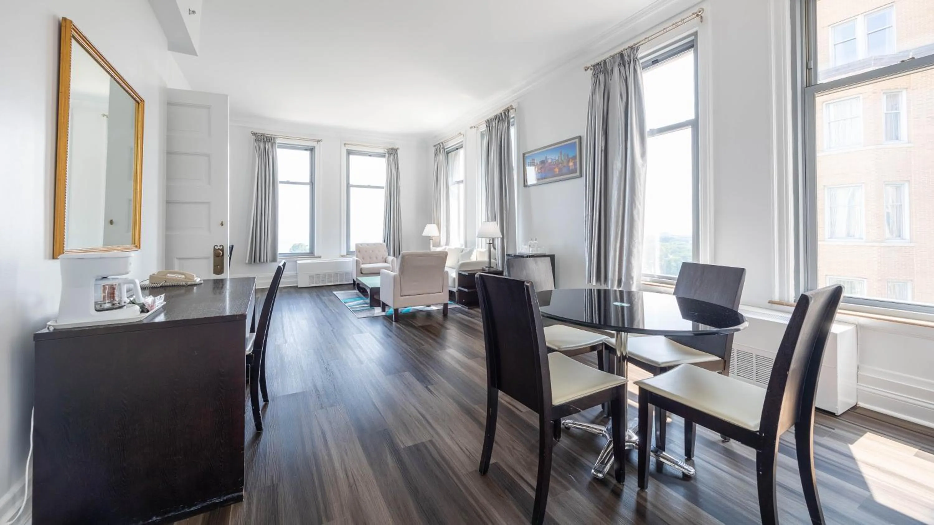 Living room in Congress Plaza Hotel Chicago