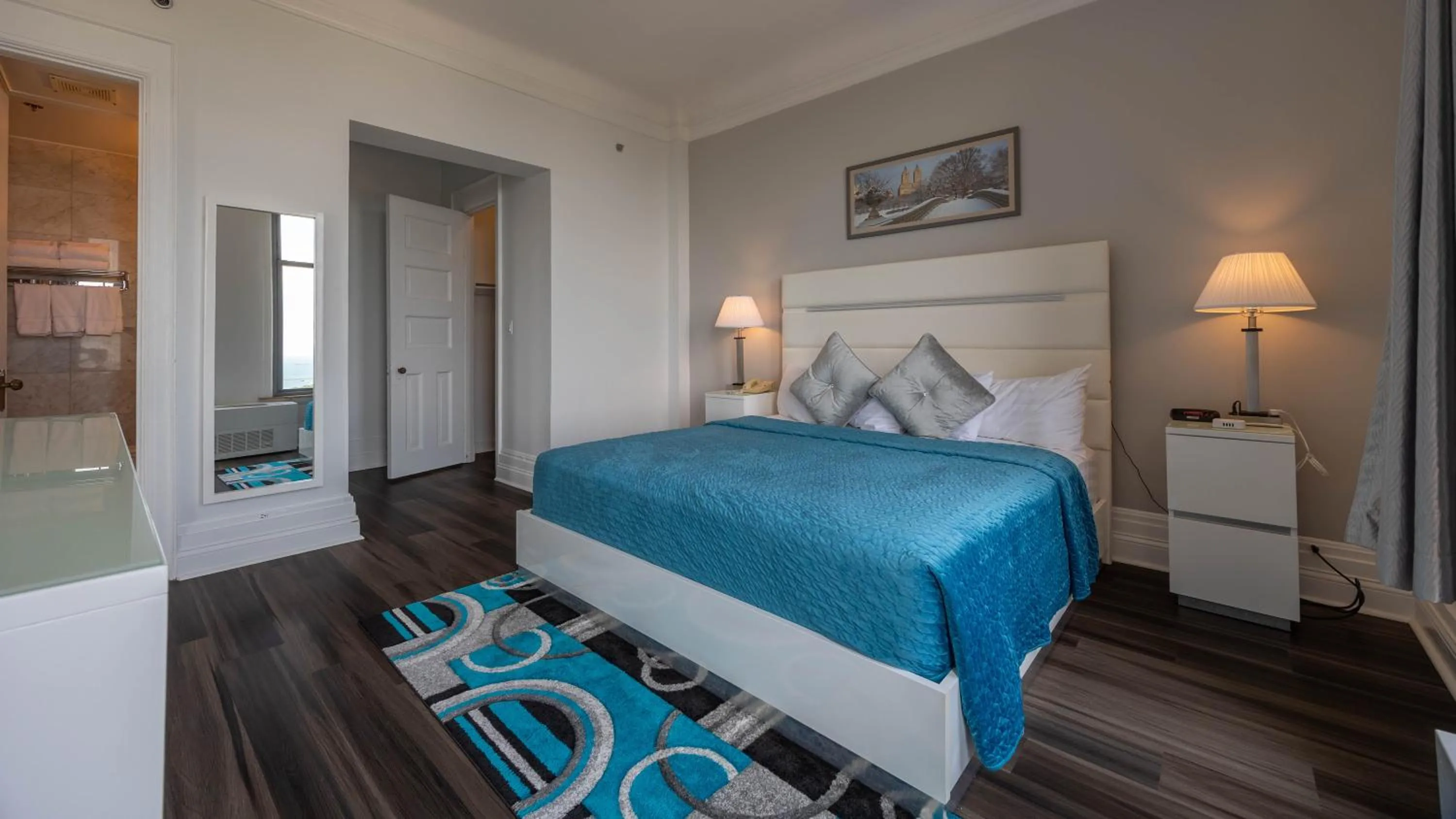 Bathroom, Bed in Congress Plaza Hotel Chicago