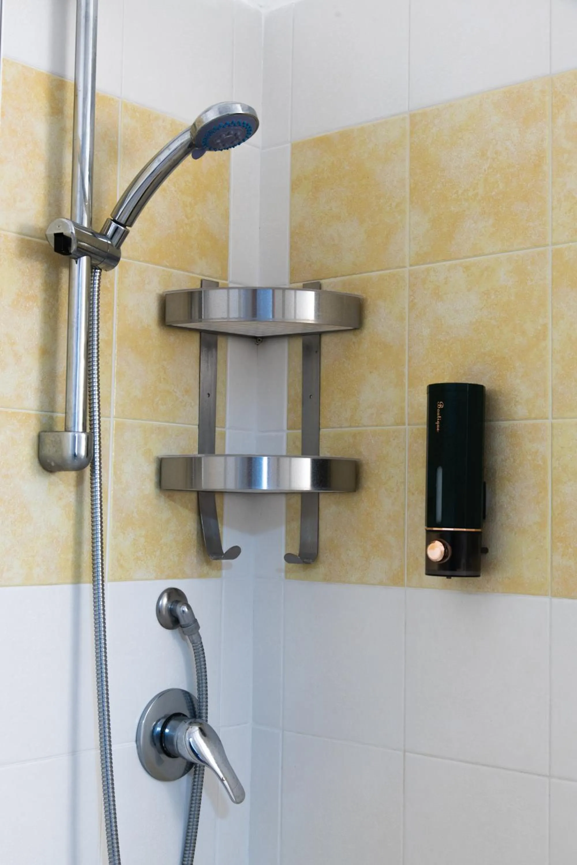 Shower in affittacamere S'Ortensia