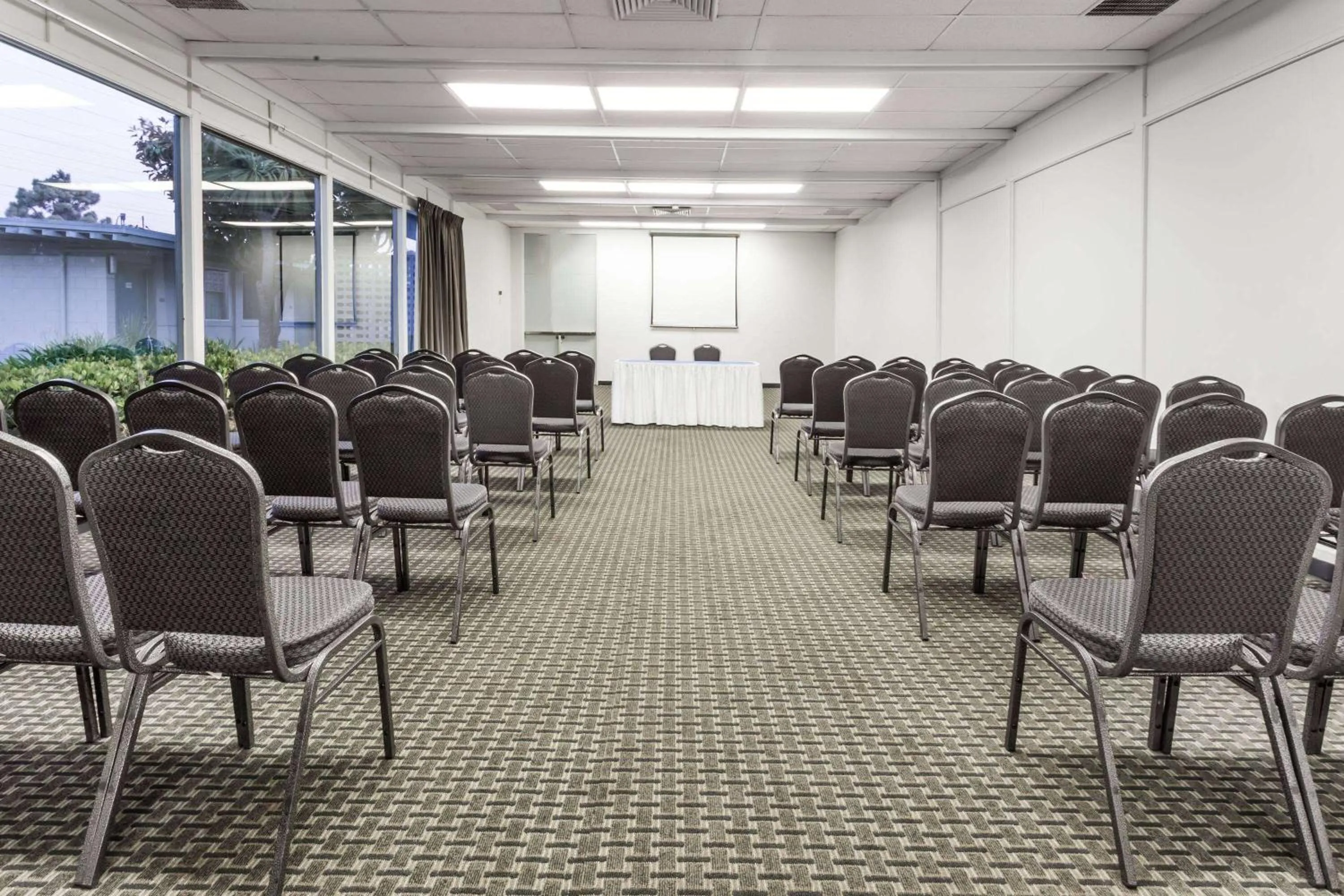 Meeting/conference room in Travelodge by Wyndham San Francisco Airport North